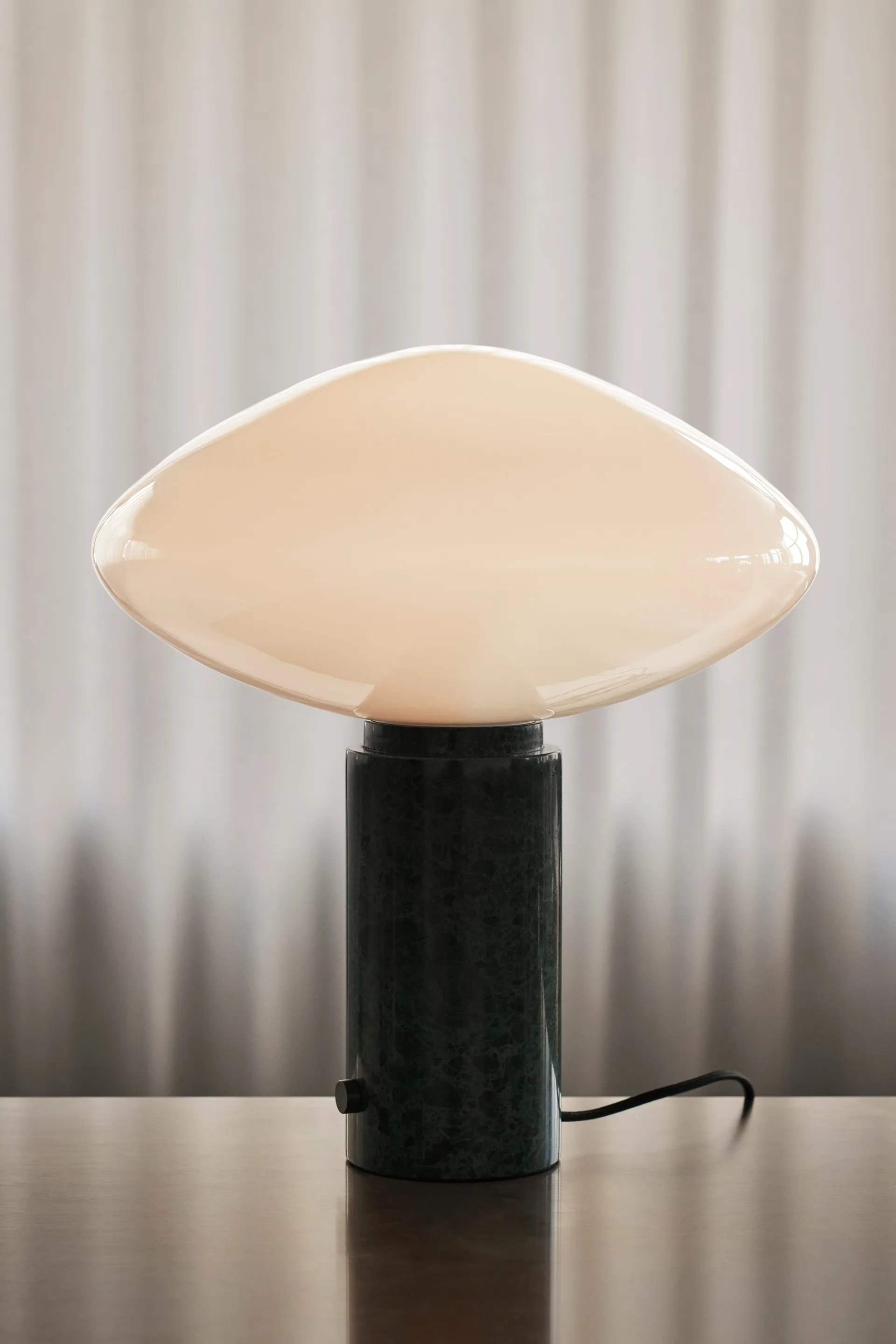 Lampe de table Mist AP17 Ø37 cm, Matt White & Guatemala Verde &Tradition