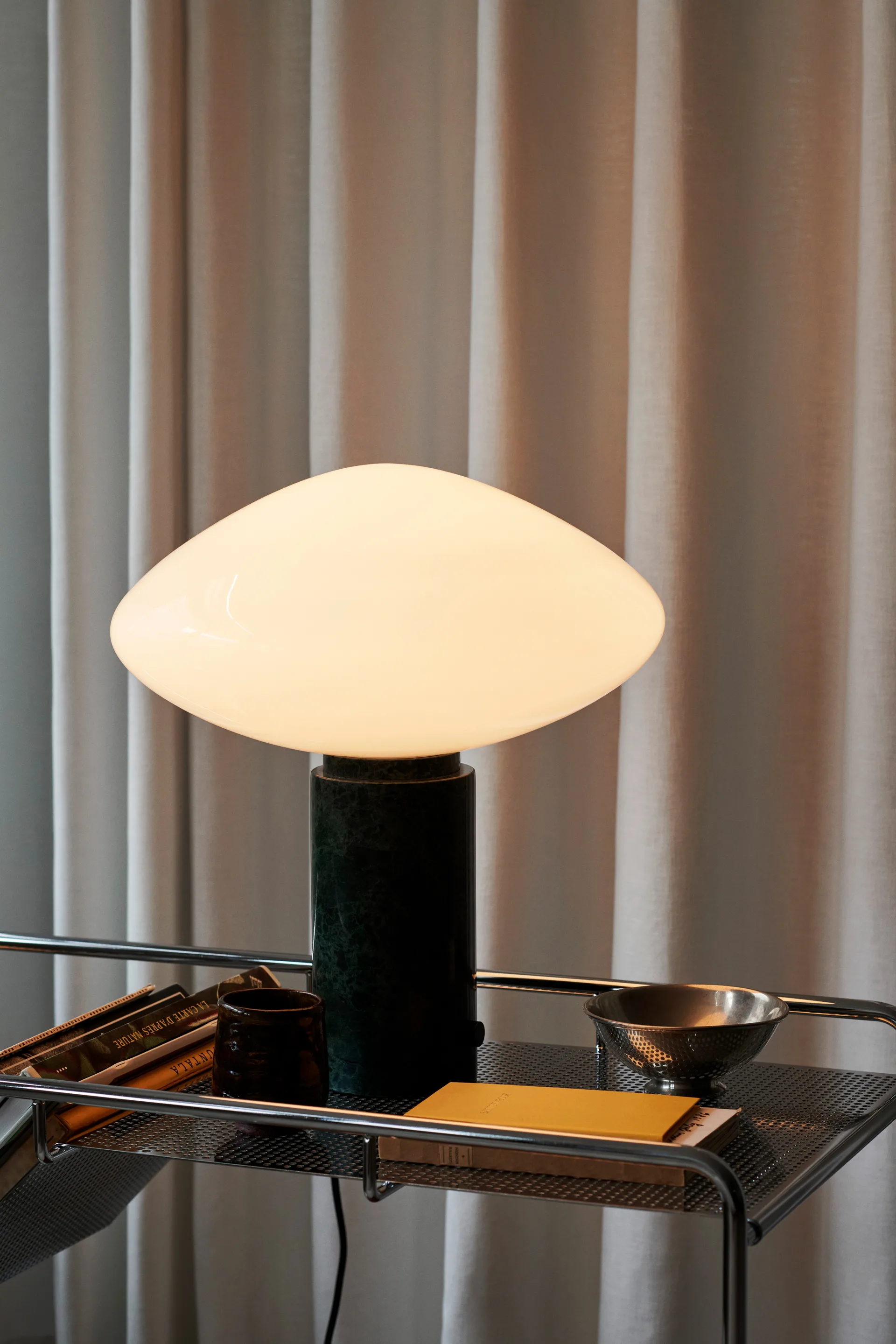 Lampe de table Mist AP17 Ø37 cm, Matt White & Guatemala Verde &Tradition