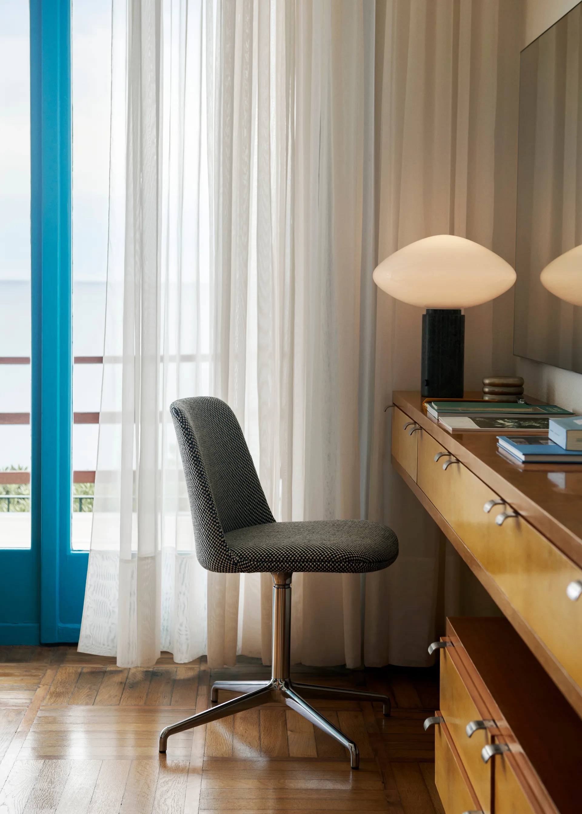 Lampe de table Mist AP17 Ø37 cm, Matt White & Guatemala Verde &Tradition