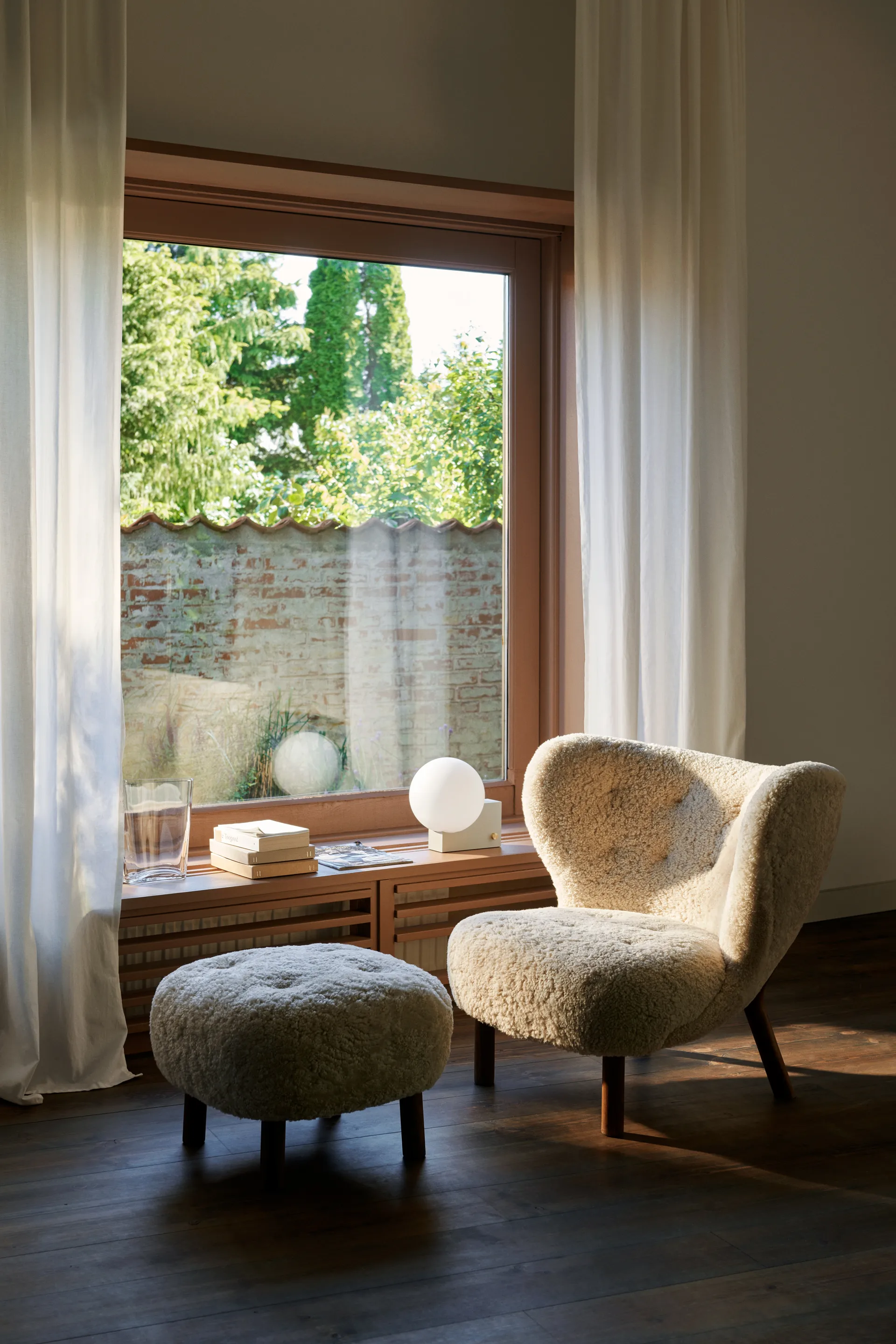 Little Petra VB1 fauteuil et pouf ATD1, Noyer huilé-Moonlight &Tradition