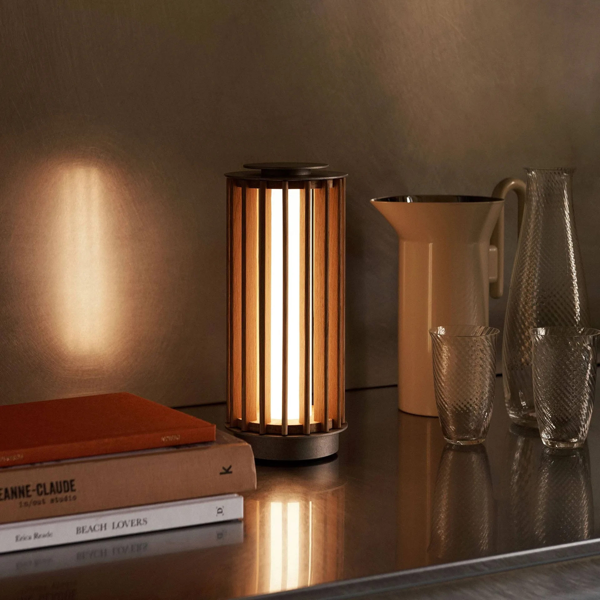 Numbra TY3 lampe de table portable, Chêne laqué-aluminium grenaillé &Tradition