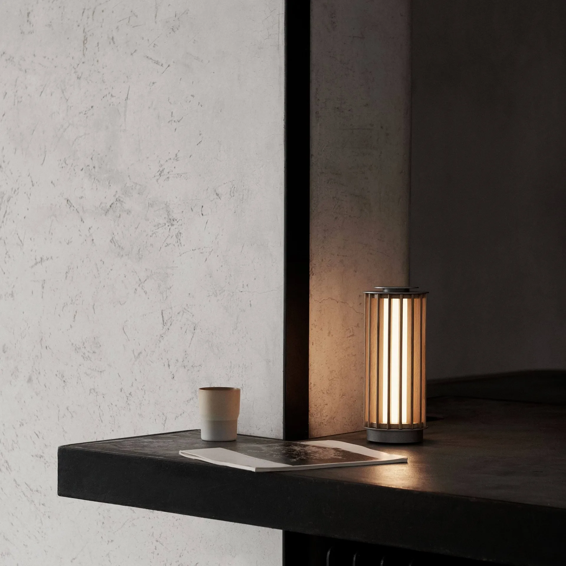 Numbra TY3 lampe de table portable, Chêne laqué-aluminium grenaillé &Tradition
