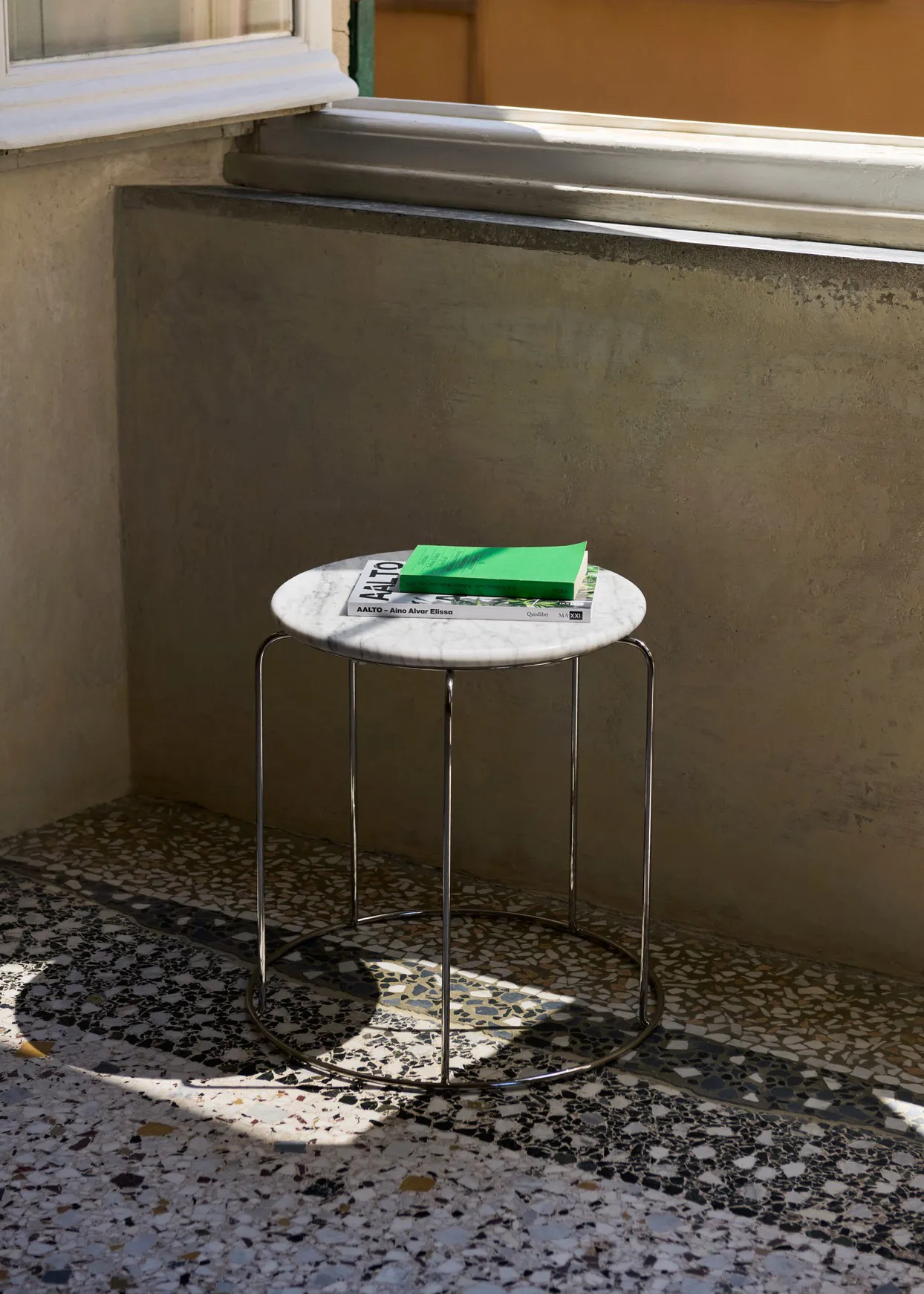 Plateau Wire Stool VP11 Ø38 cm, Bianco Carrara marbre &Tradition