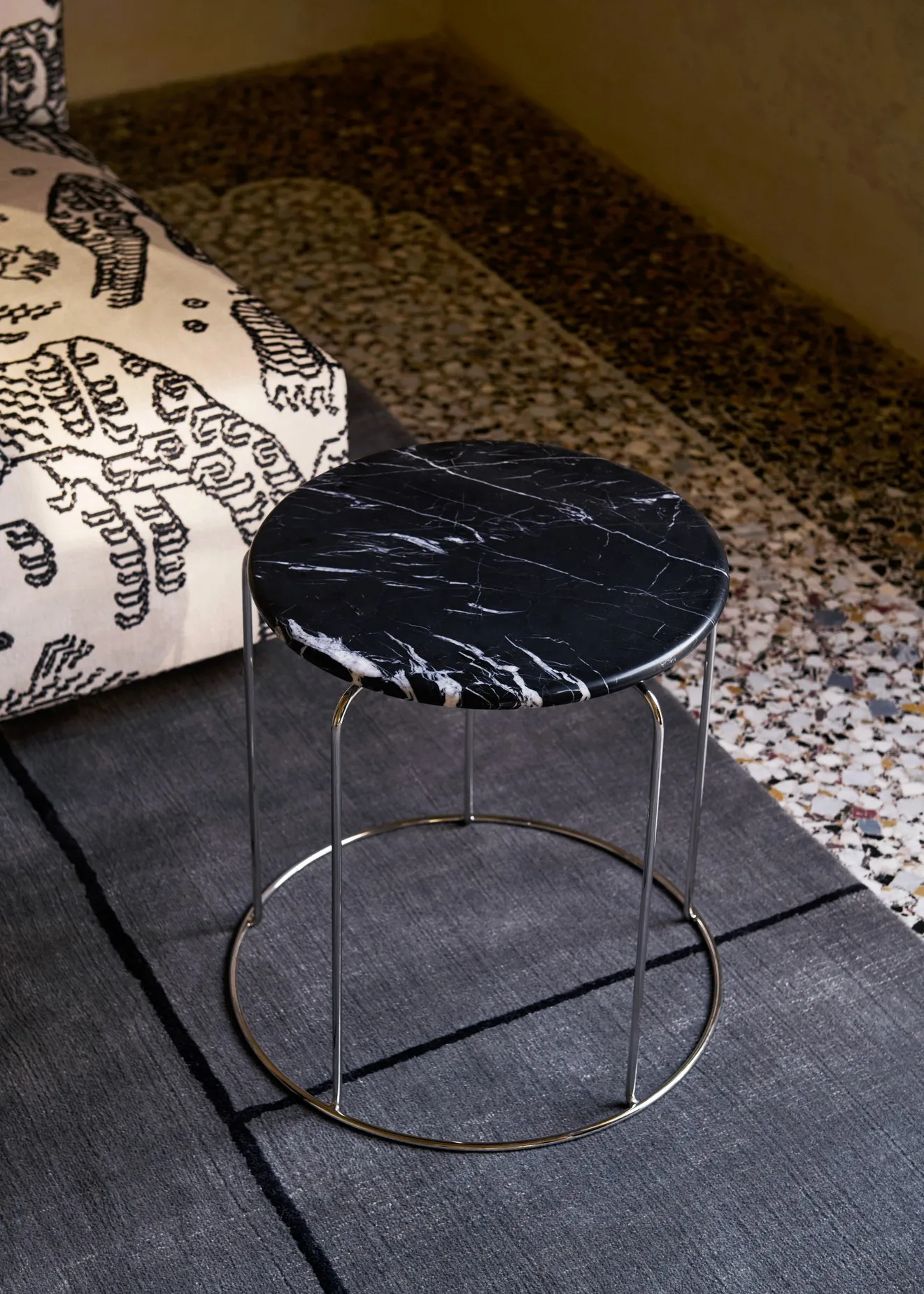 Plateau Wire Stool VP11 Ø38 cm, Nero Marquina marbre &Tradition