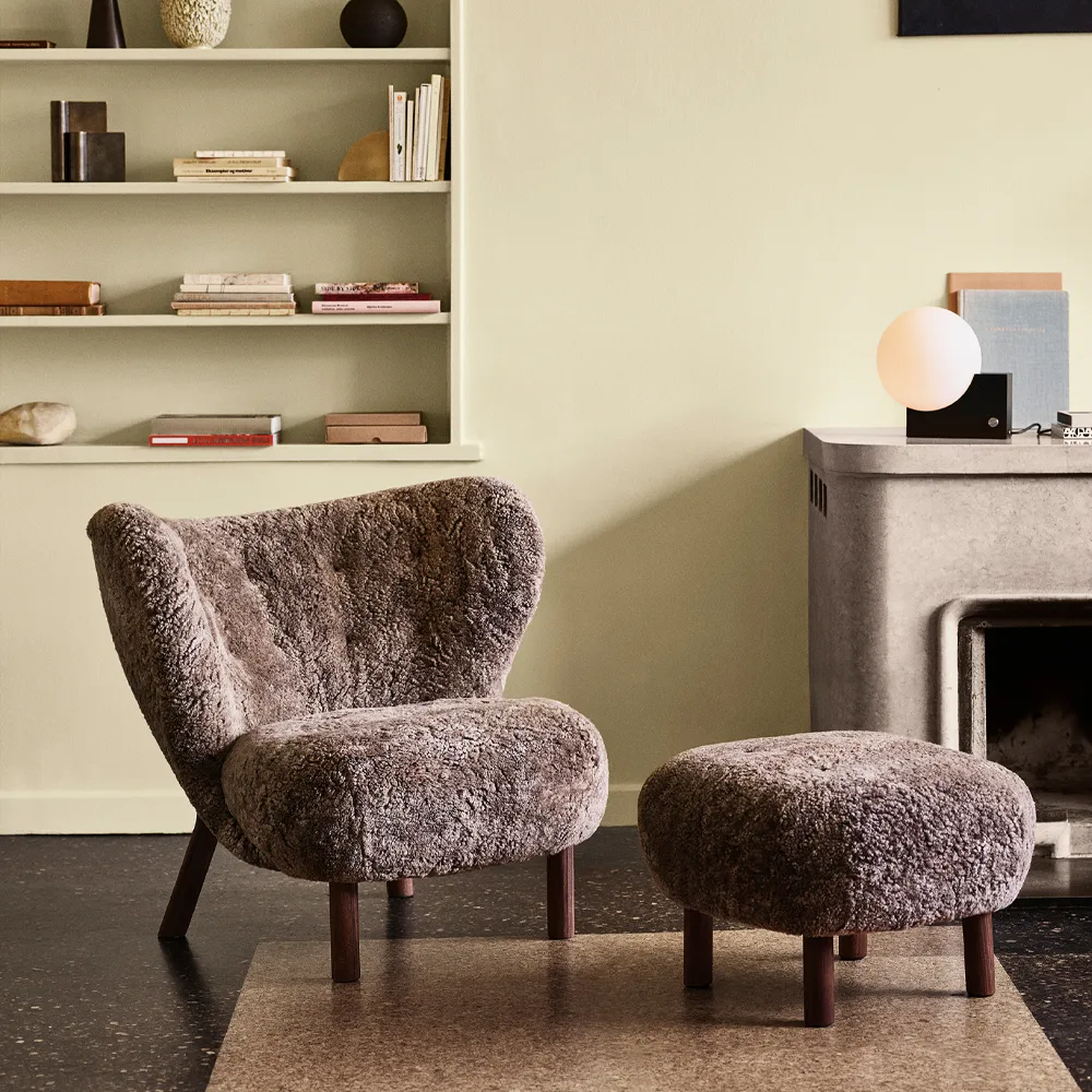 Repose-pieds Little Petra ATD1, Peau de mouton Sahara-pieds en chêne huilé &Tradition