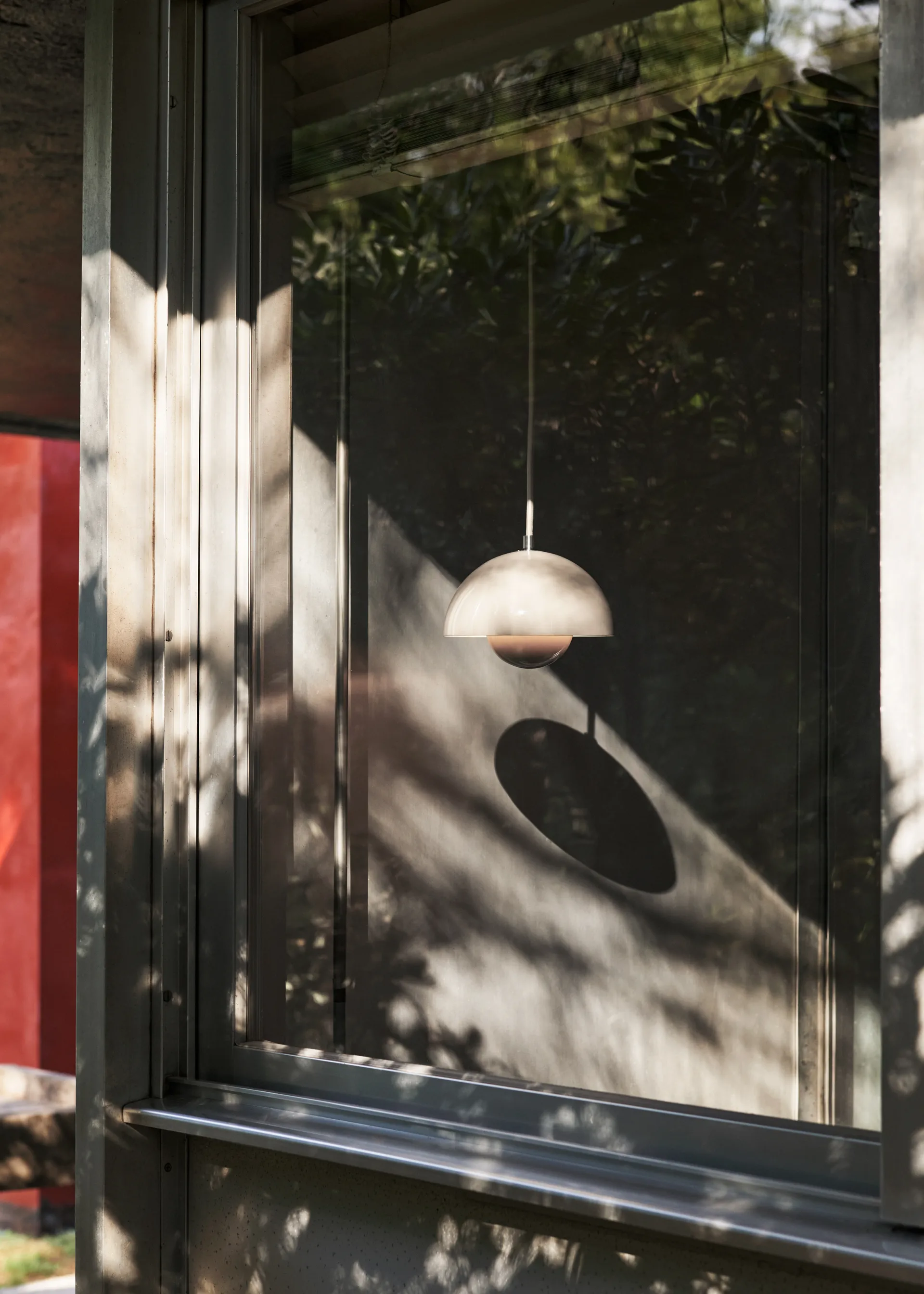 Suspension Flowerpot VP10, Grey beige &Tradition