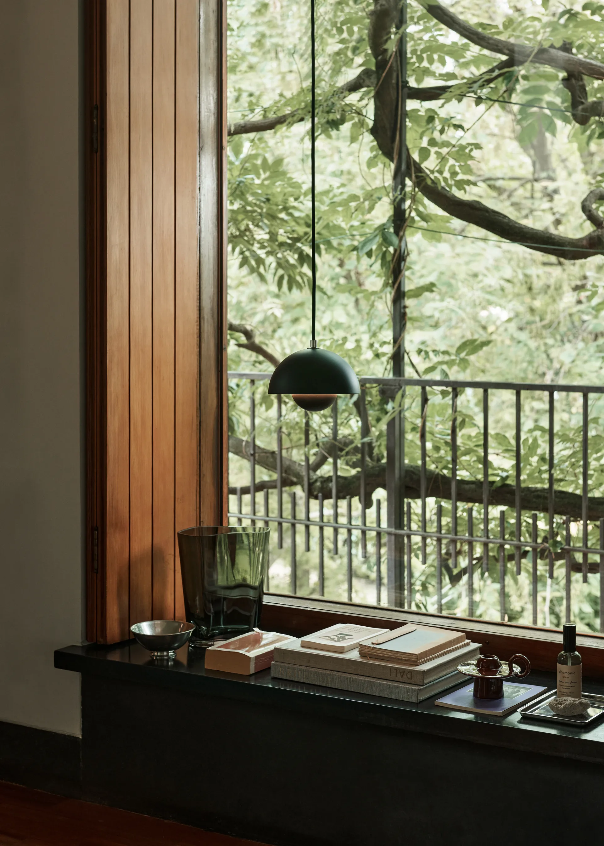 Suspension Flowerpot VP10, Matt black &Tradition