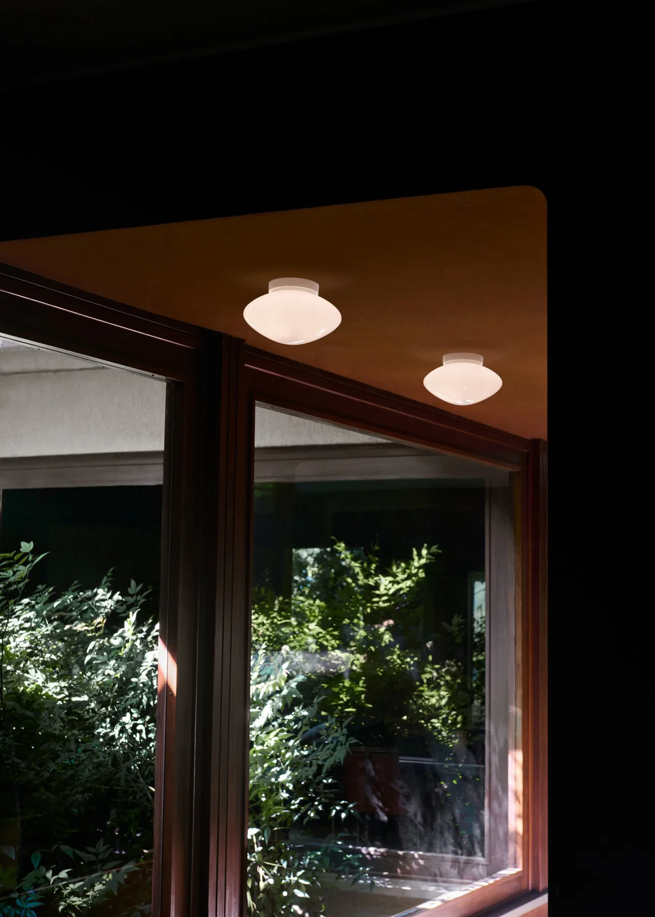 Suspension/applique murale Mist AP22 Ø25 cm, White-opal glass &Tradition