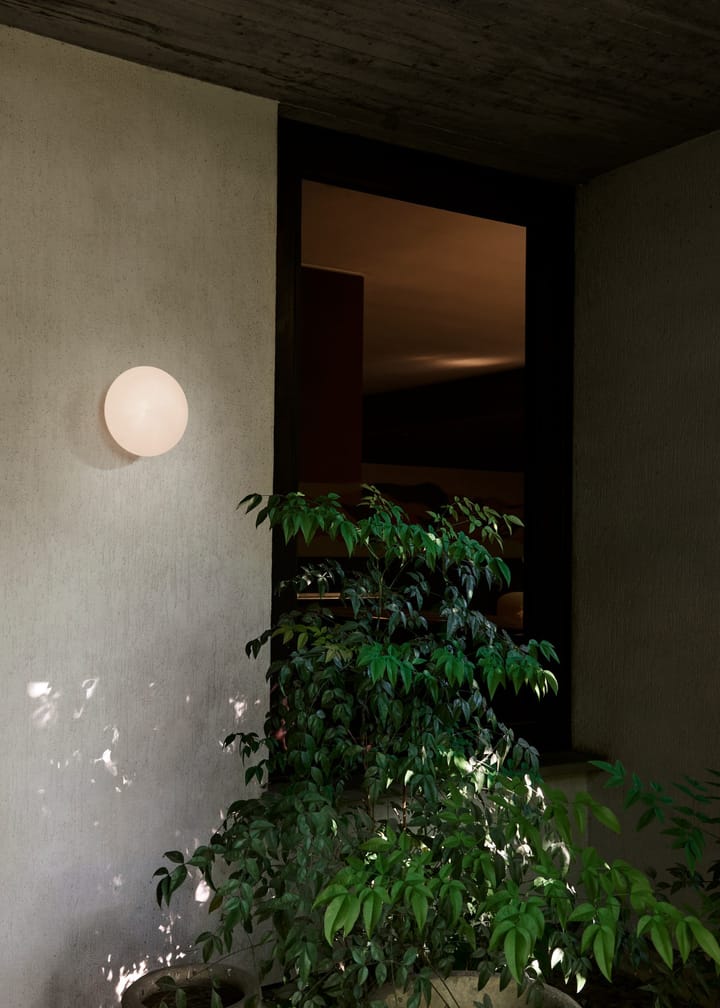 Suspension/applique murale Mist AP22 Ø25 cm, White-opal glass &Tradition