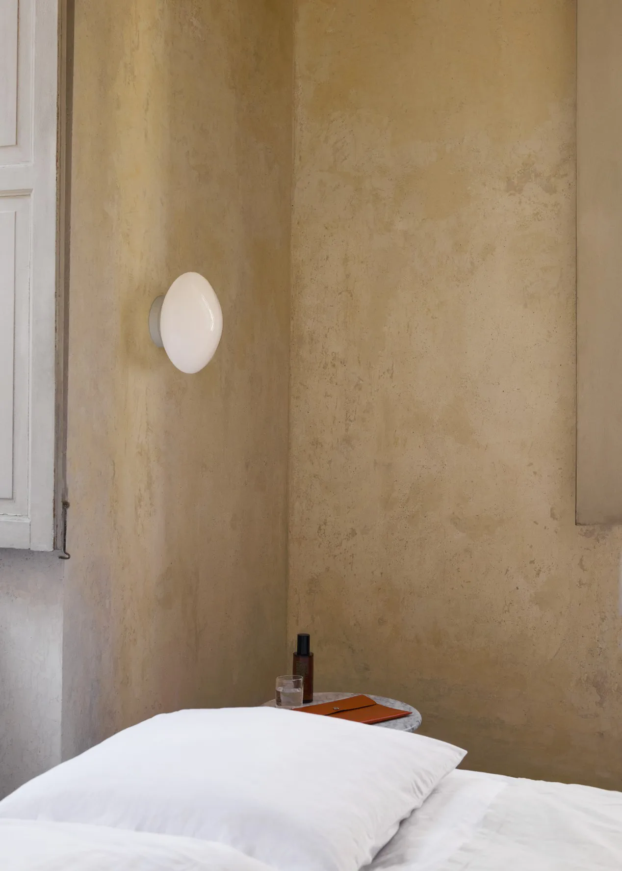 Suspension/applique murale Mist AP22 Ø25 cm, White-opal glass &Tradition