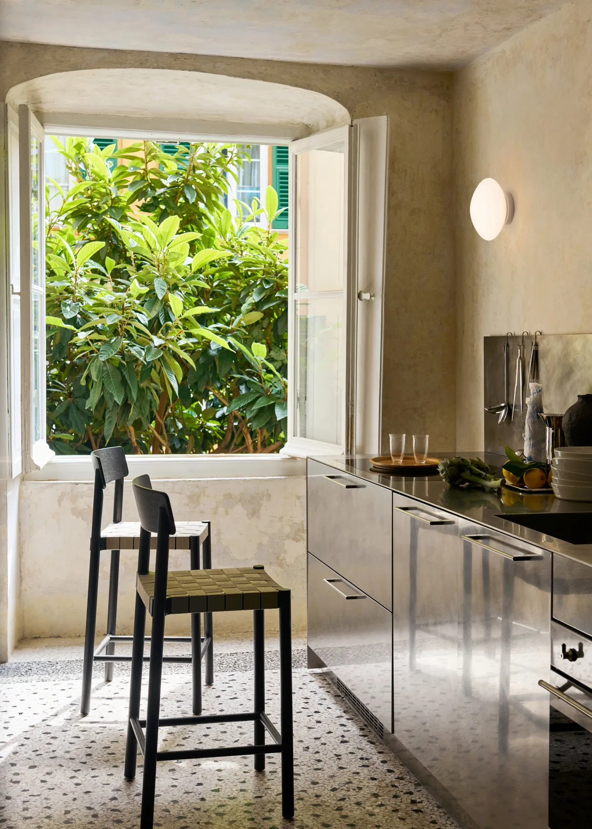 Suspension/applique murale Mist AP22 Ø25 cm, White-opal glass &Tradition