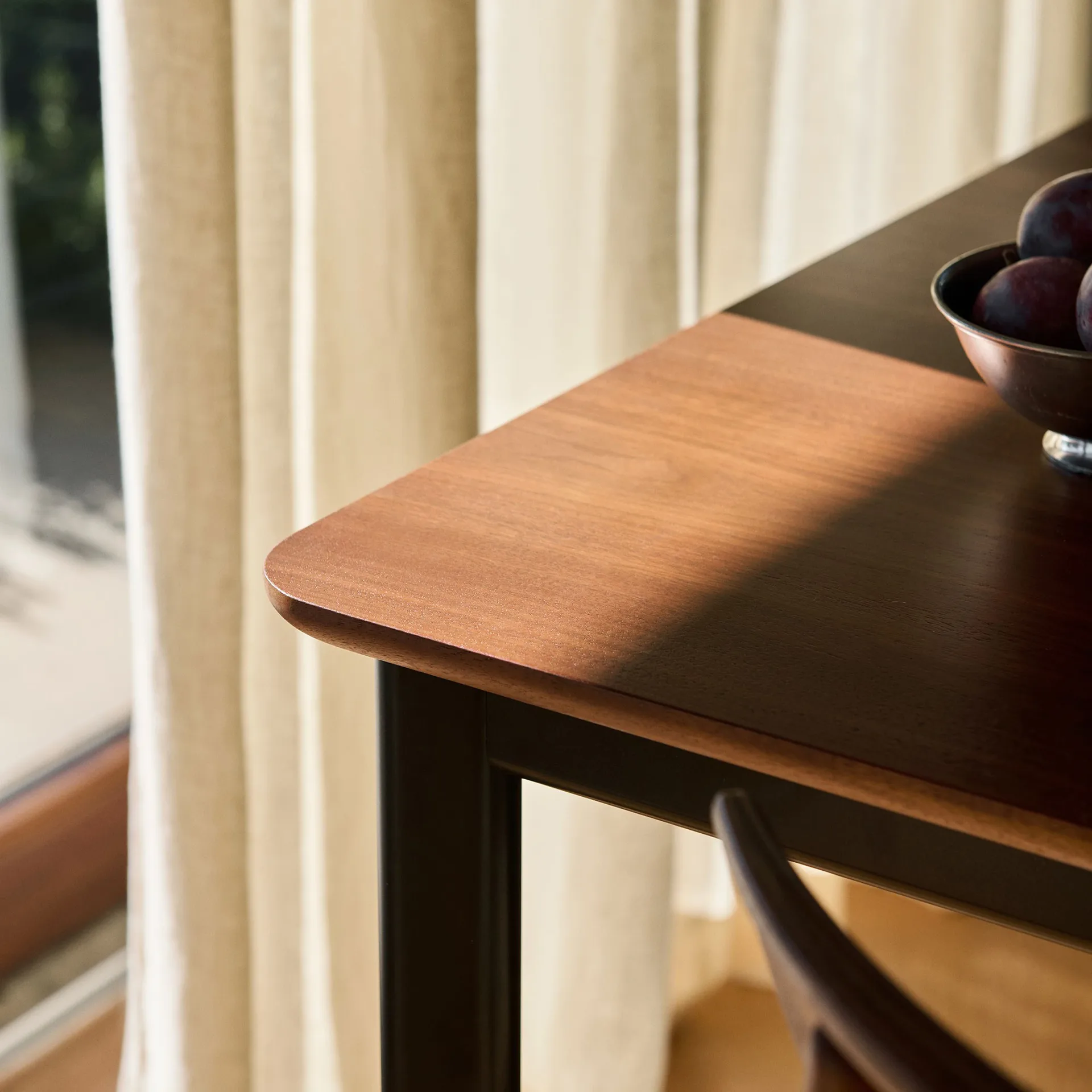 Table à manger Drip HW115 83x143 cm, Black frame-clear lacq. walnut &Tradition