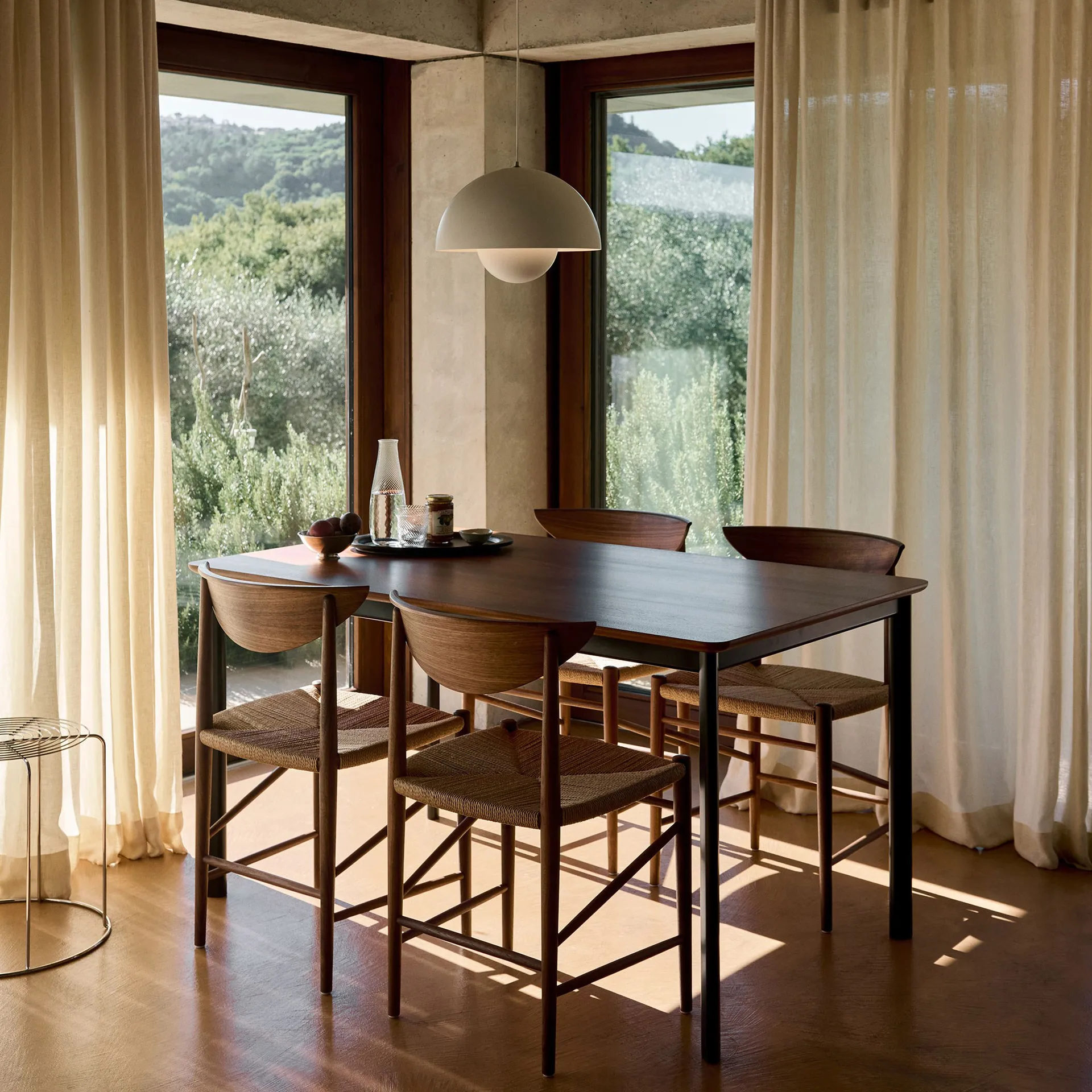 Table à manger Drip HW115 83x143 cm, Black frame-clear lacq. walnut &Tradition