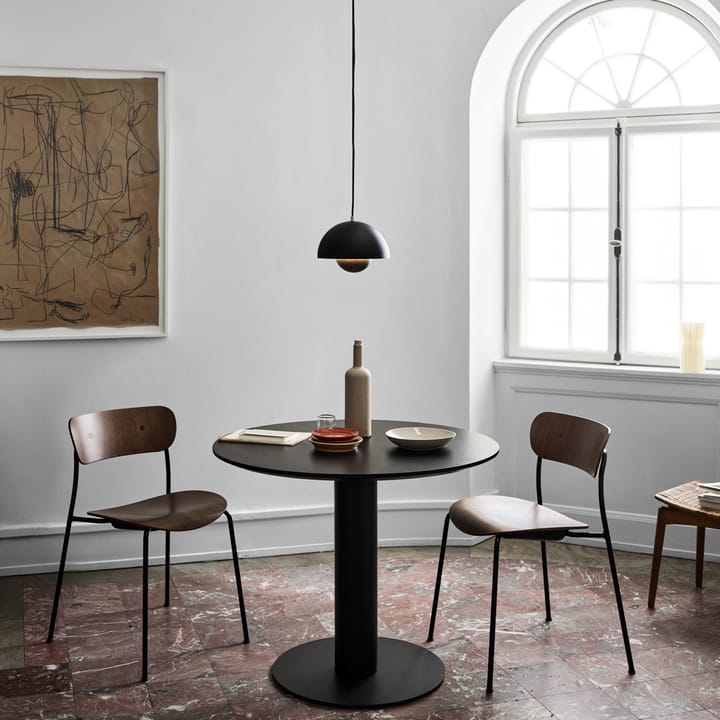 Table à manger In Between SK11 - chêne laqué noir, structure en métal noir mat - &Tradition