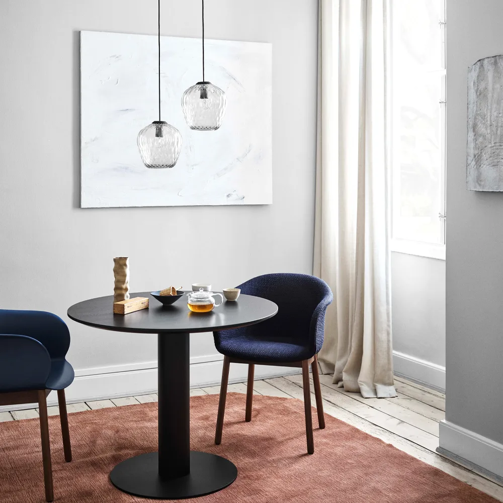 Table à manger In Between SK11, chêne laqué noir, structure en métal noir mat &Tradition