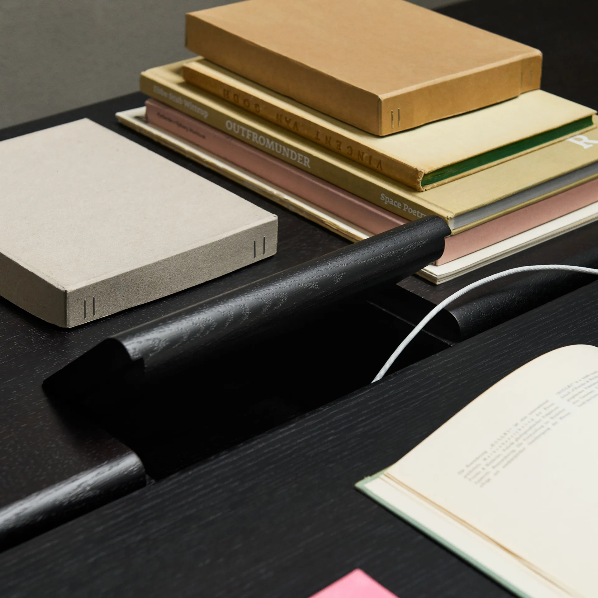 Table à manger Ita OS1 avec gestion des câbles 95x200 cm, Dark stained oak &Tradition