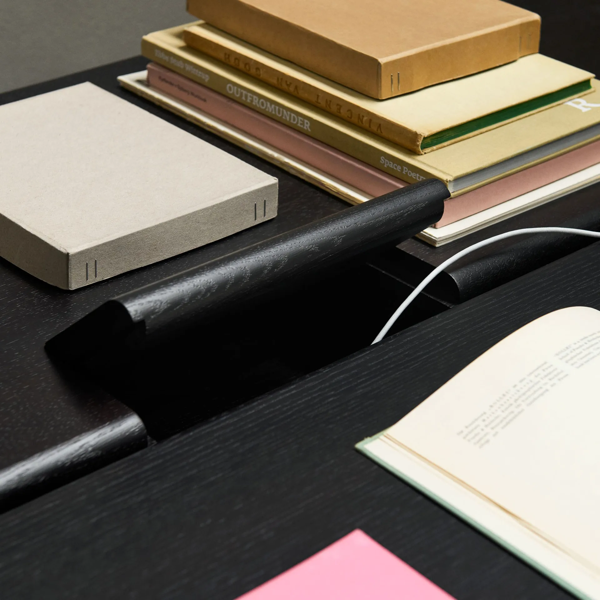 Table à manger Ita OS1 avec gestion des câbles 95x200 cm, Dark stained oak &Tradition