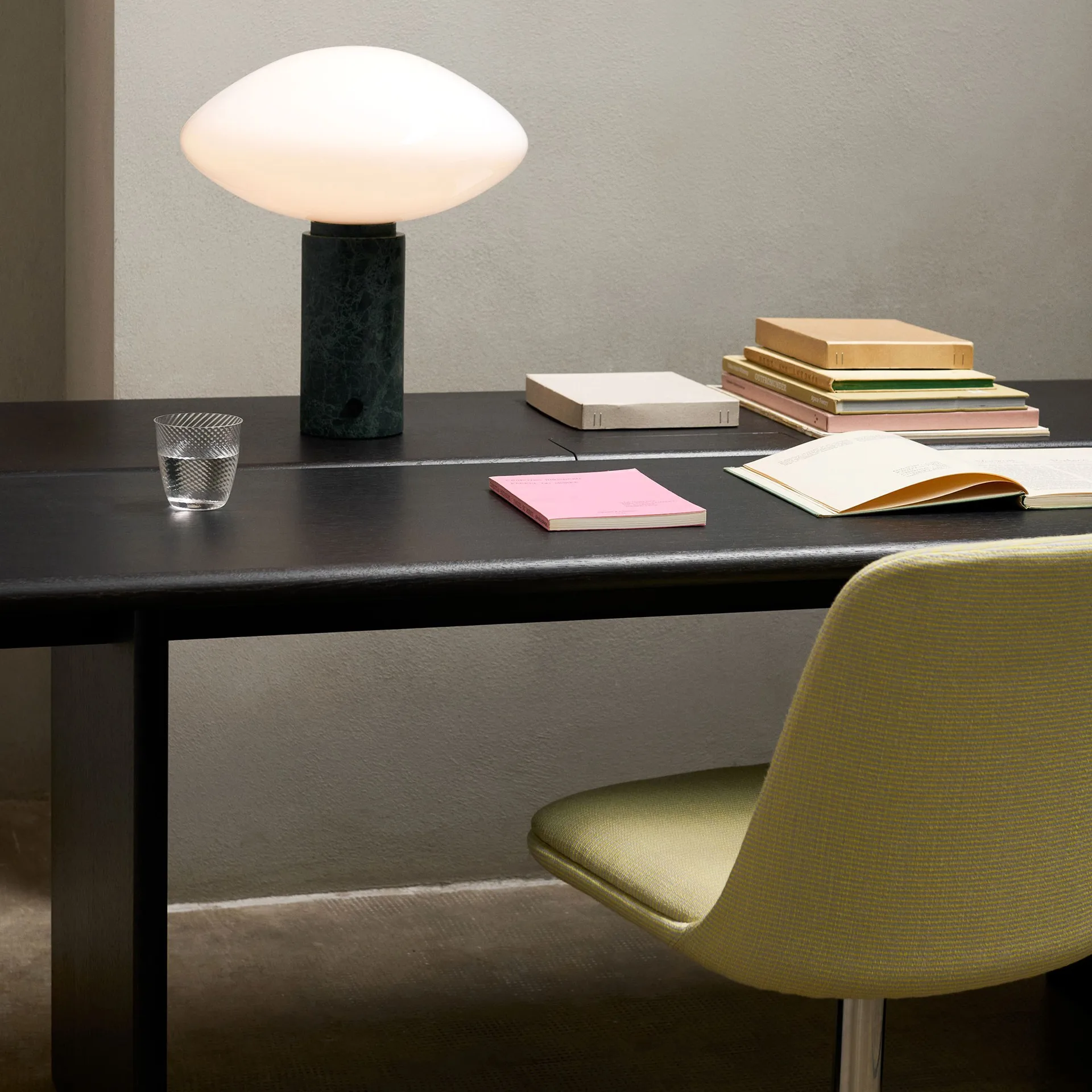 Table à manger Ita OS2 avec gestion des câbles 95x260 cm, Dark stained oak &Tradition