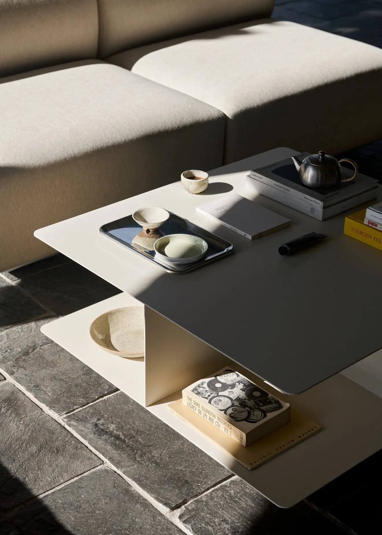 Table basse Develius EV3, Steel ivory, Ø89x40 cm &Tradition