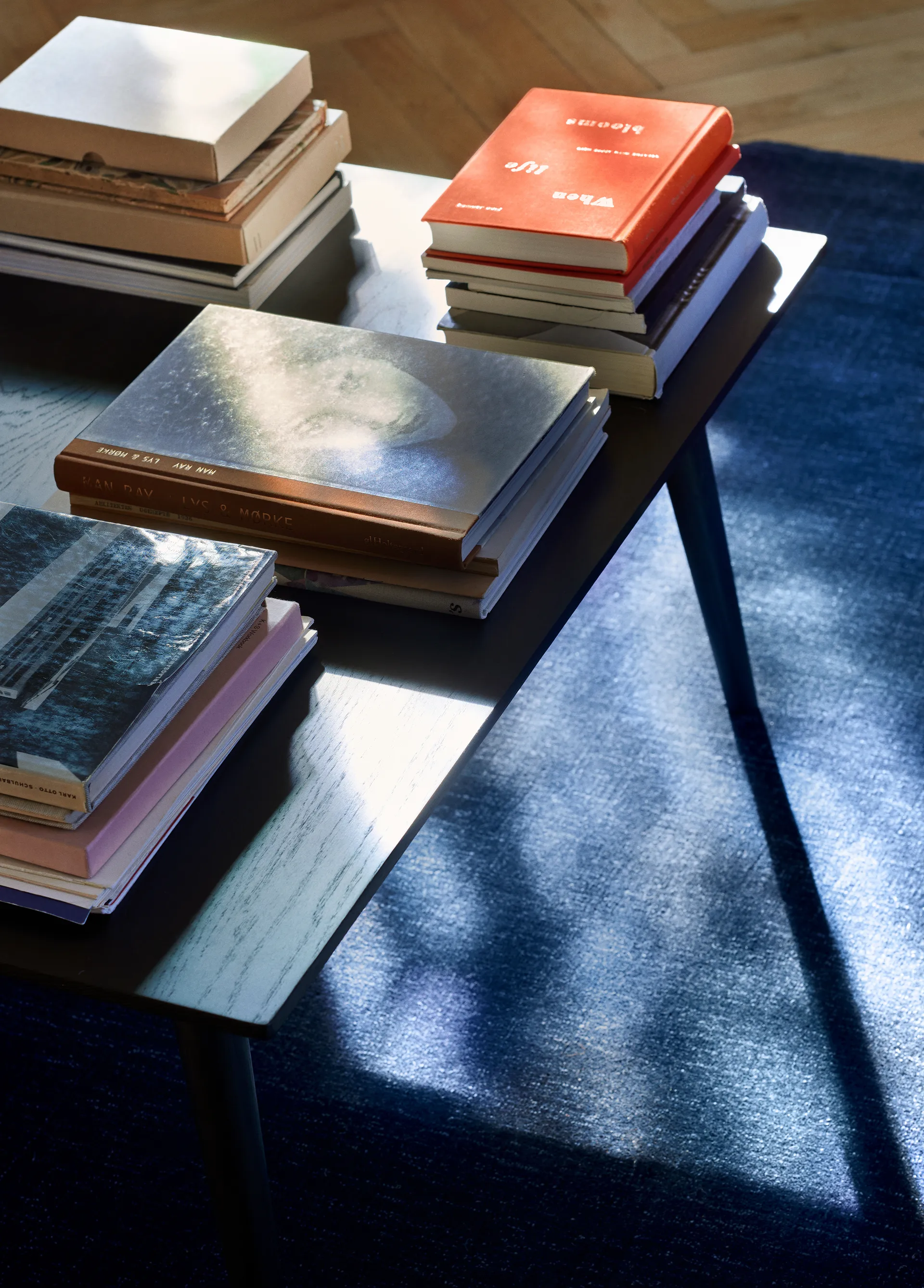 Table basse In Between SK24 90x90 cm, Chêne laqué sombre &Tradition