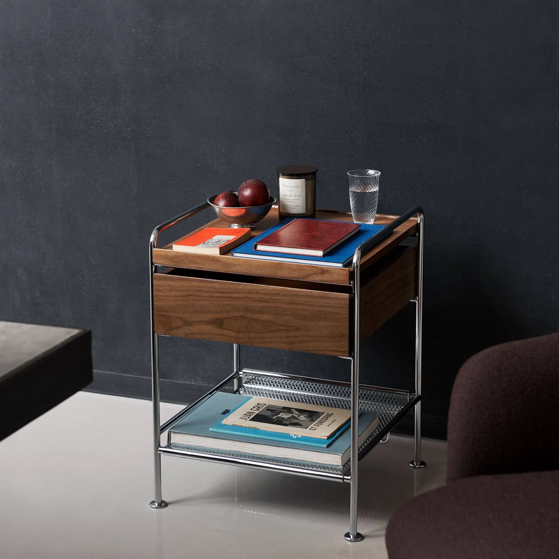 Table d’appoint Alima NDS3, Noyer laqué-chrome &Tradition