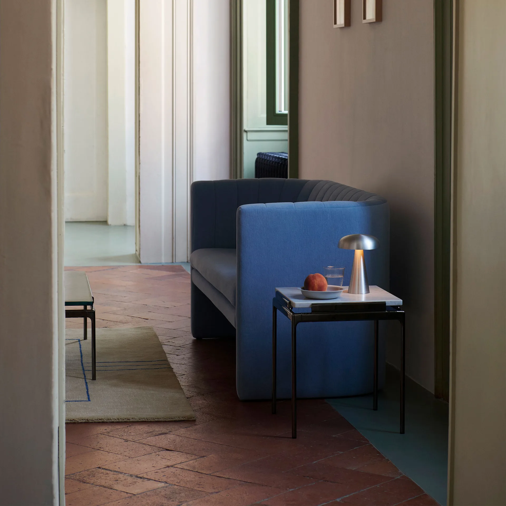 Table d'appoint LN11 Sett, Bianco carrara-dark chrome &Tradition