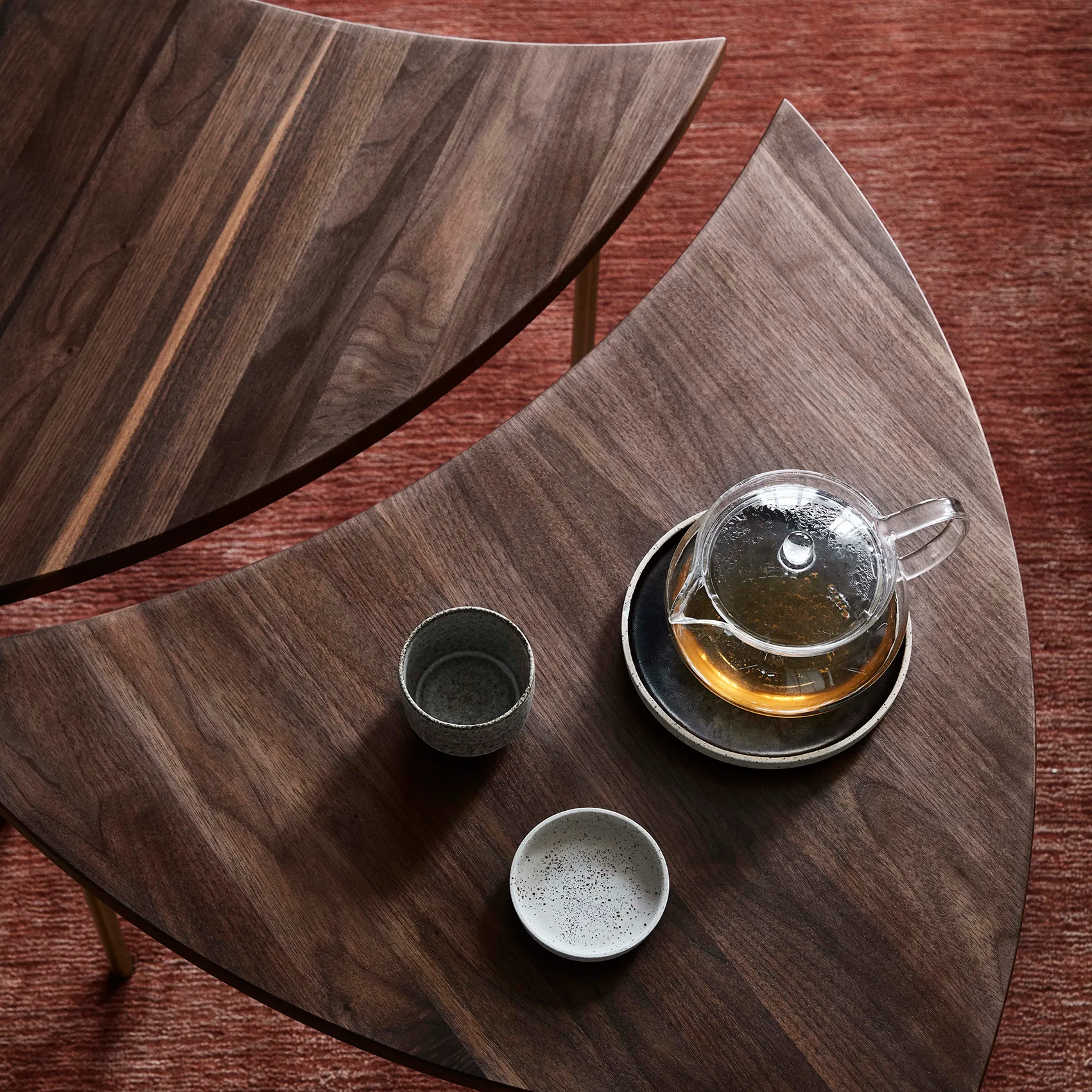 Table d’appoint Pinwheel HM7, Noyer &Tradition