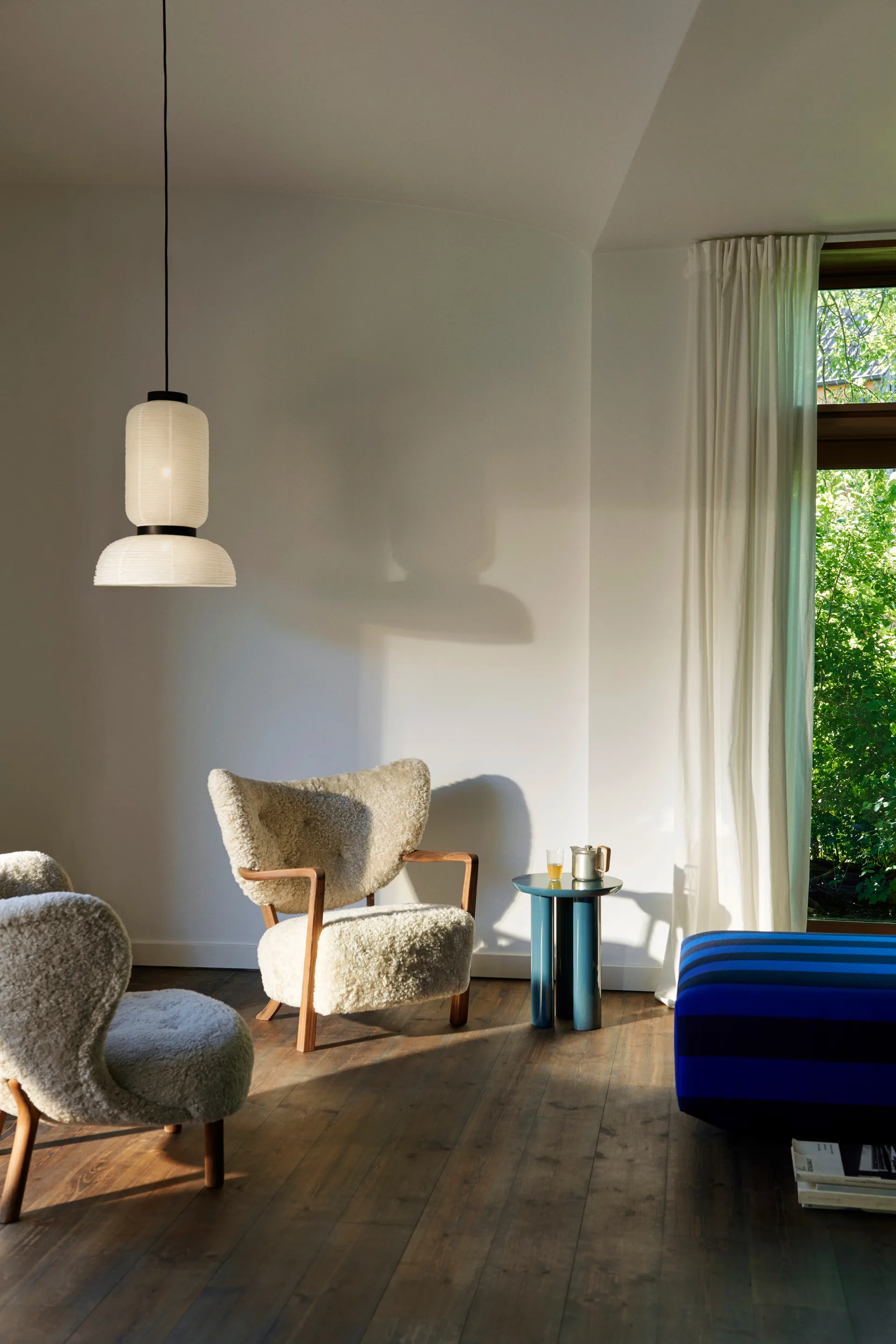 Table d'appoint Tung JA3, Bleu acier &Tradition