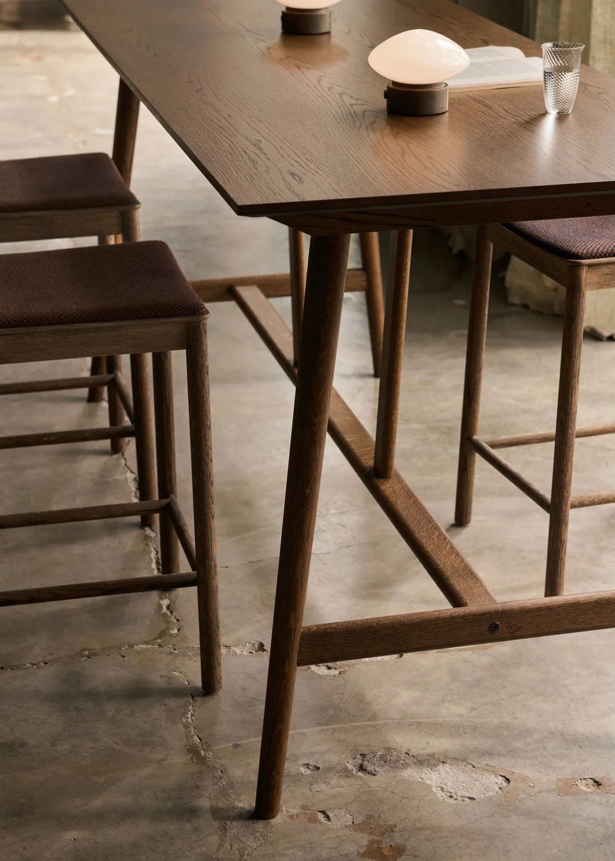 Table de bar In Between SK26 Counter Table 190x80x95 cm, Chêne fumé &Tradition