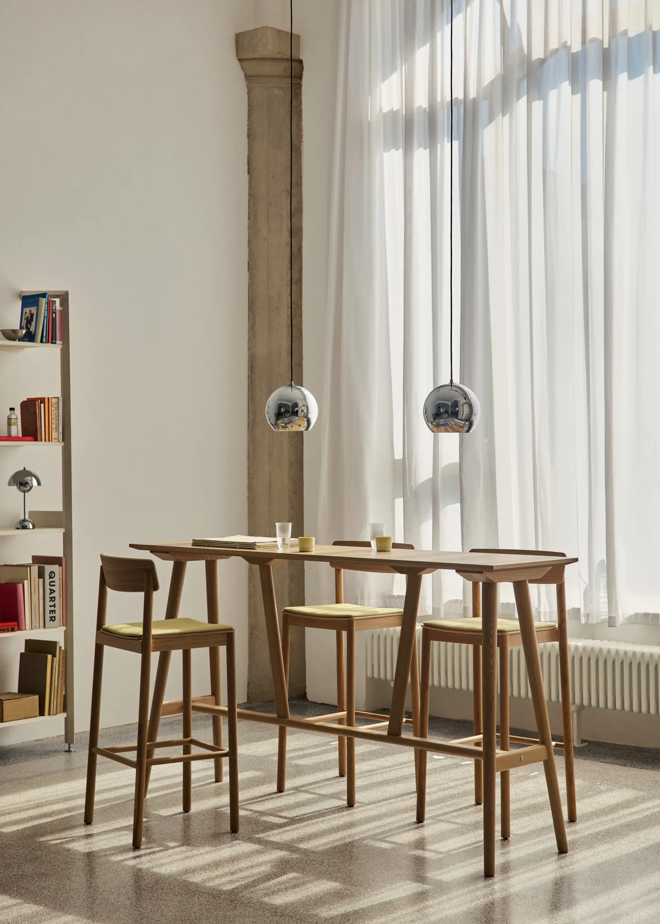 Table de bar In Between SK27 Bar Table 190x50x105 cm, Chêne laqué &Tradition