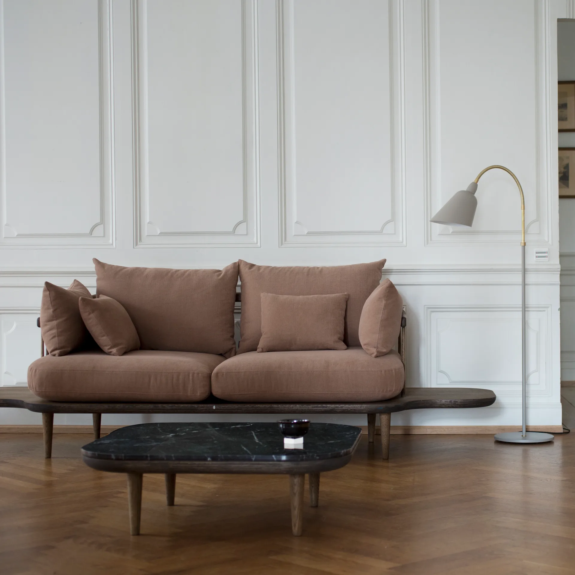 Table Fly SC4, chêne huilé fumé + marbre noir &Tradition