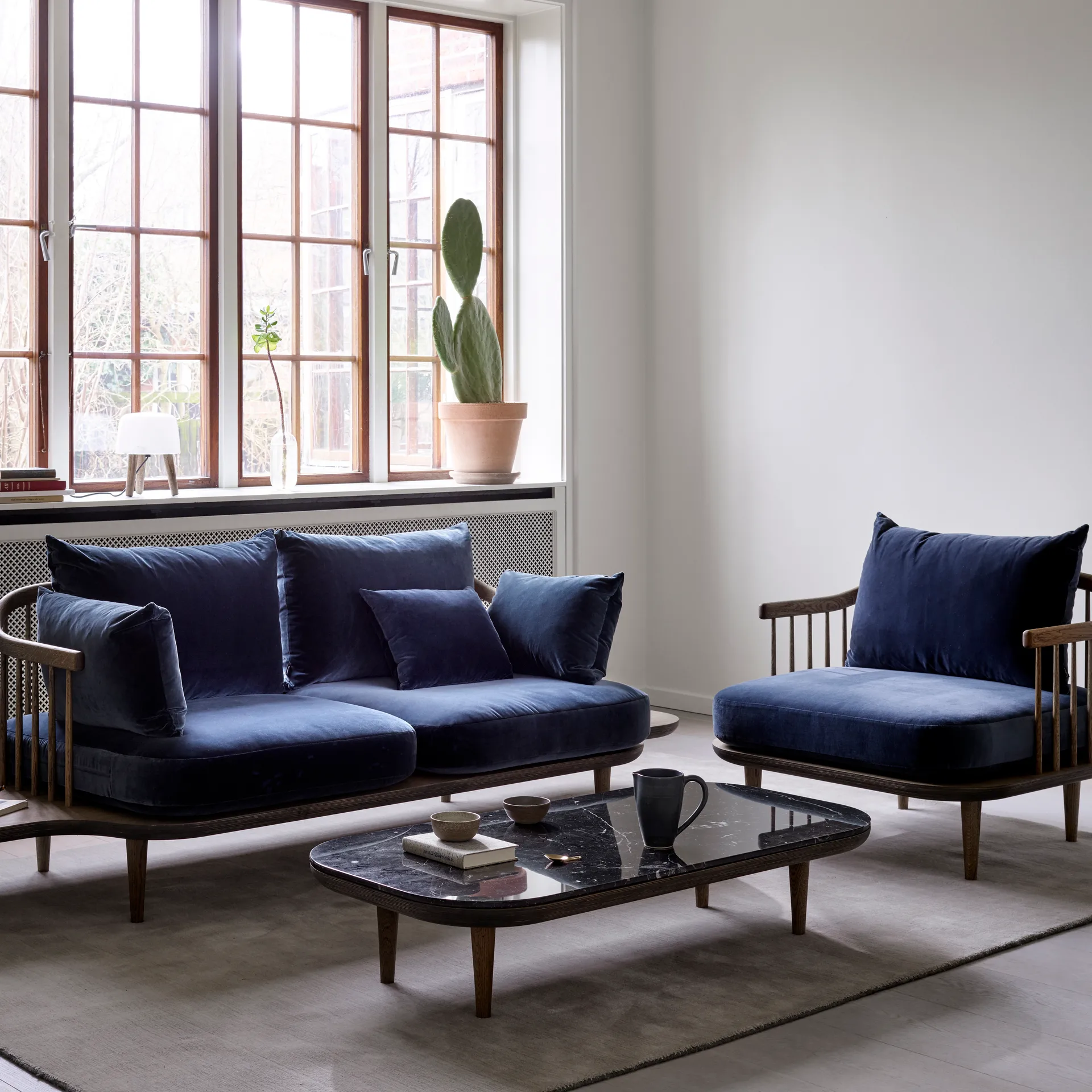 Table Fly SC5, chêne huilé fumé + marbre noir &Tradition