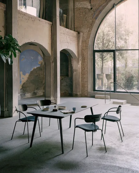 Table In Between SK5, Chêne laqué noir &Tradition