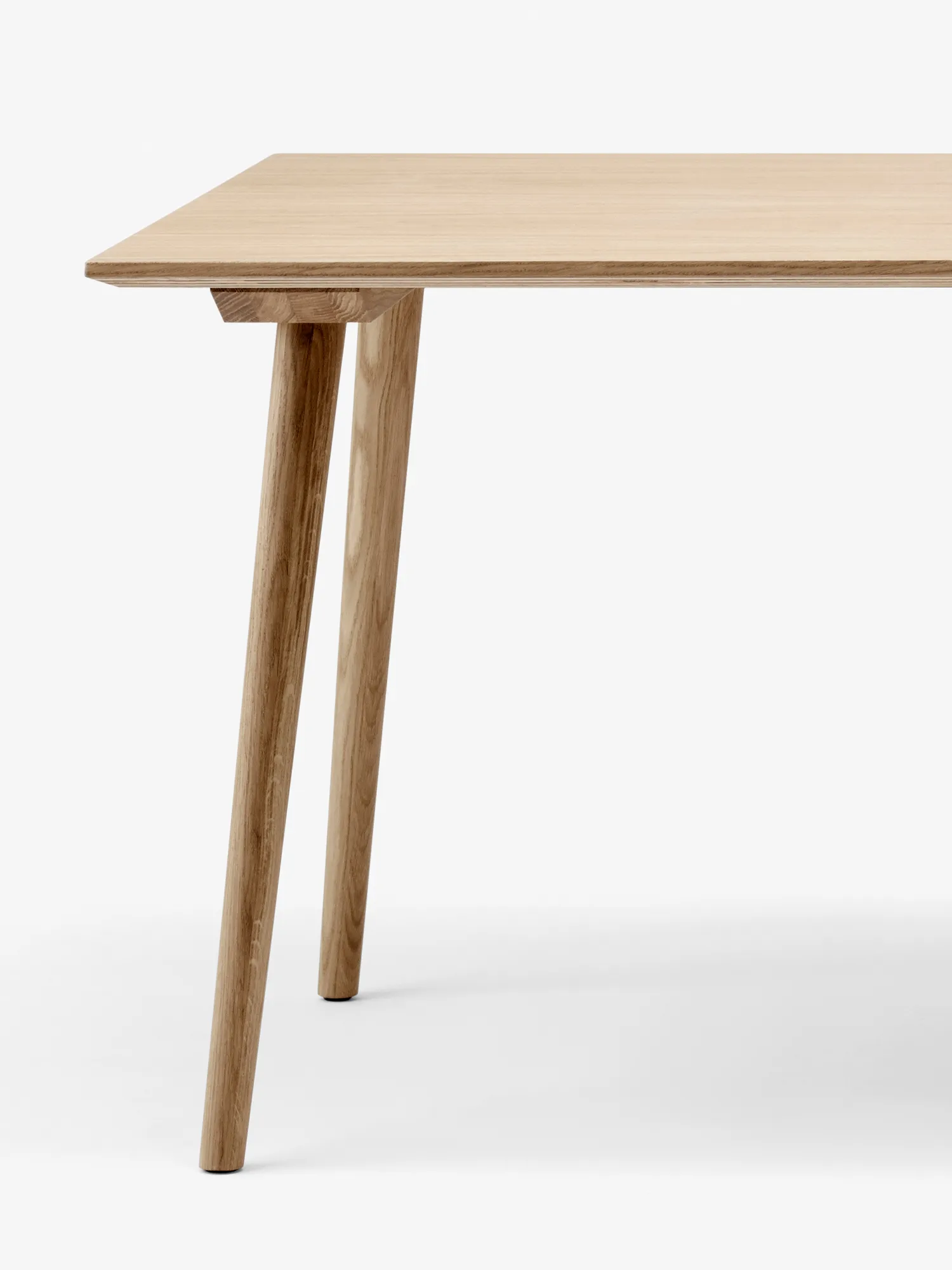 Table In Between SK6, Chêne laqué transparent &Tradition