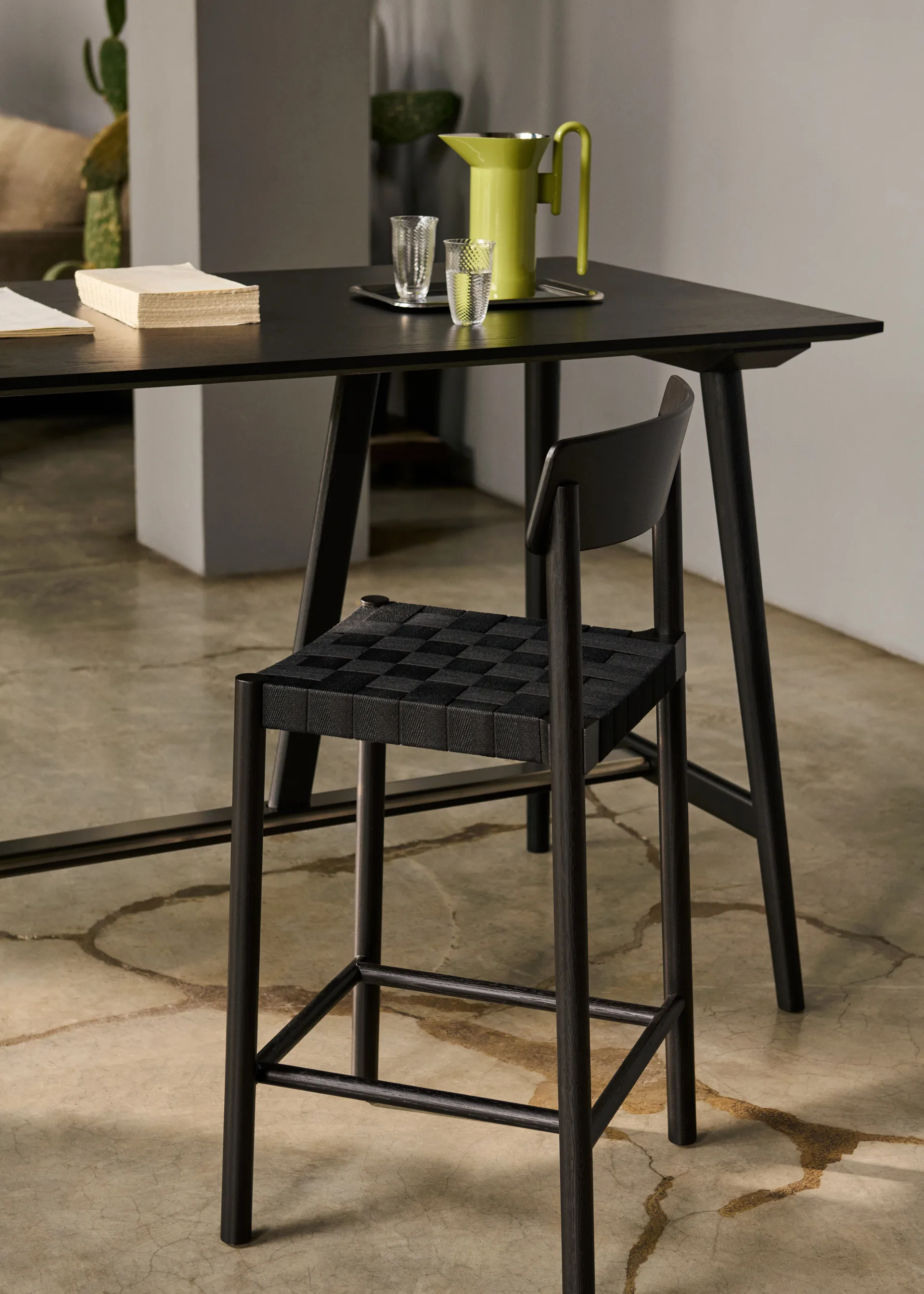 Tabouret de bar Betty TK15 Bar Chair 75 cm, Frêne laqué noir-lin noir &Tradition