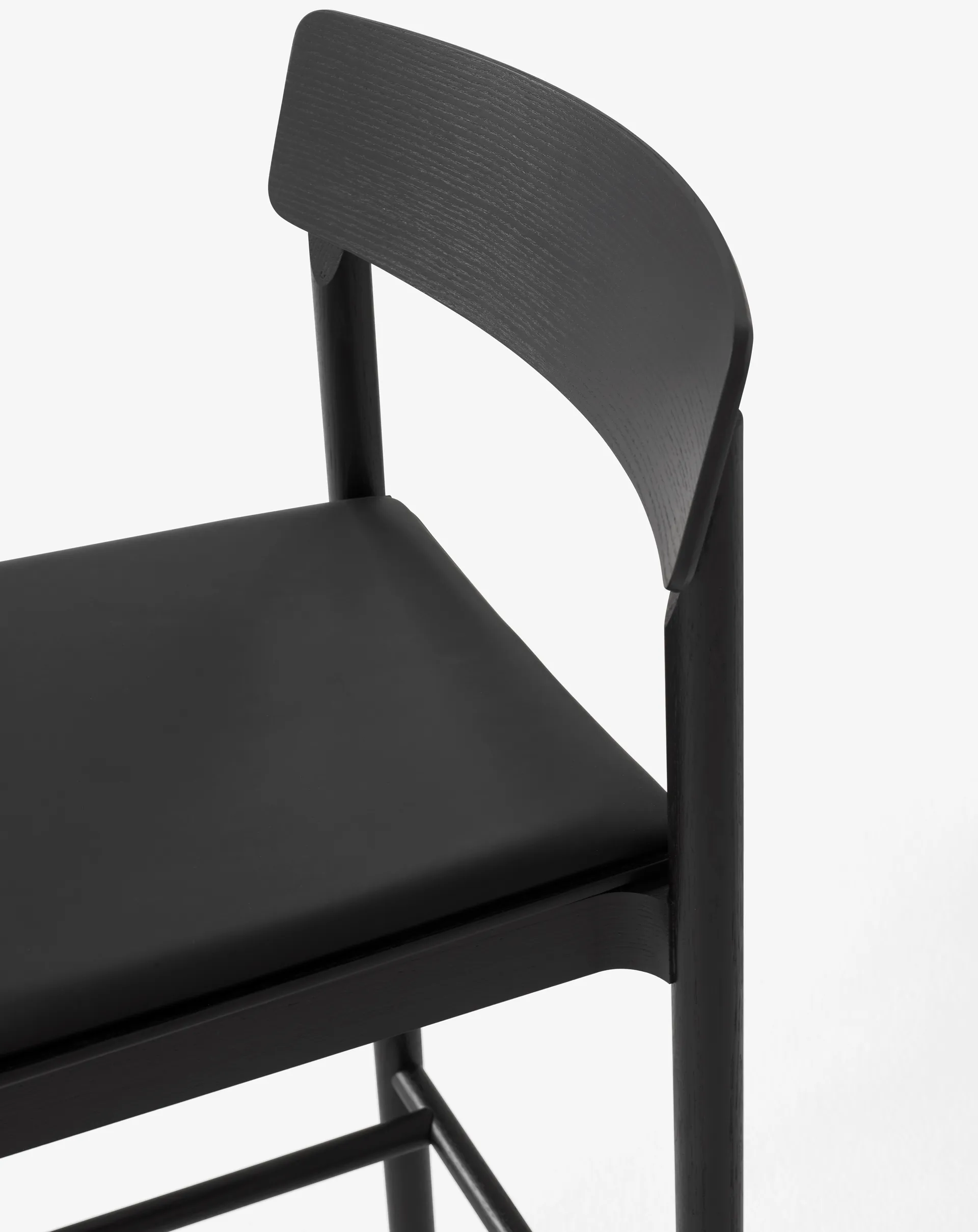 Tabouret de bar Betty TK17 Bar Chair 75 cm, Cuir noir Noble-frêne laqué noir &Tradition