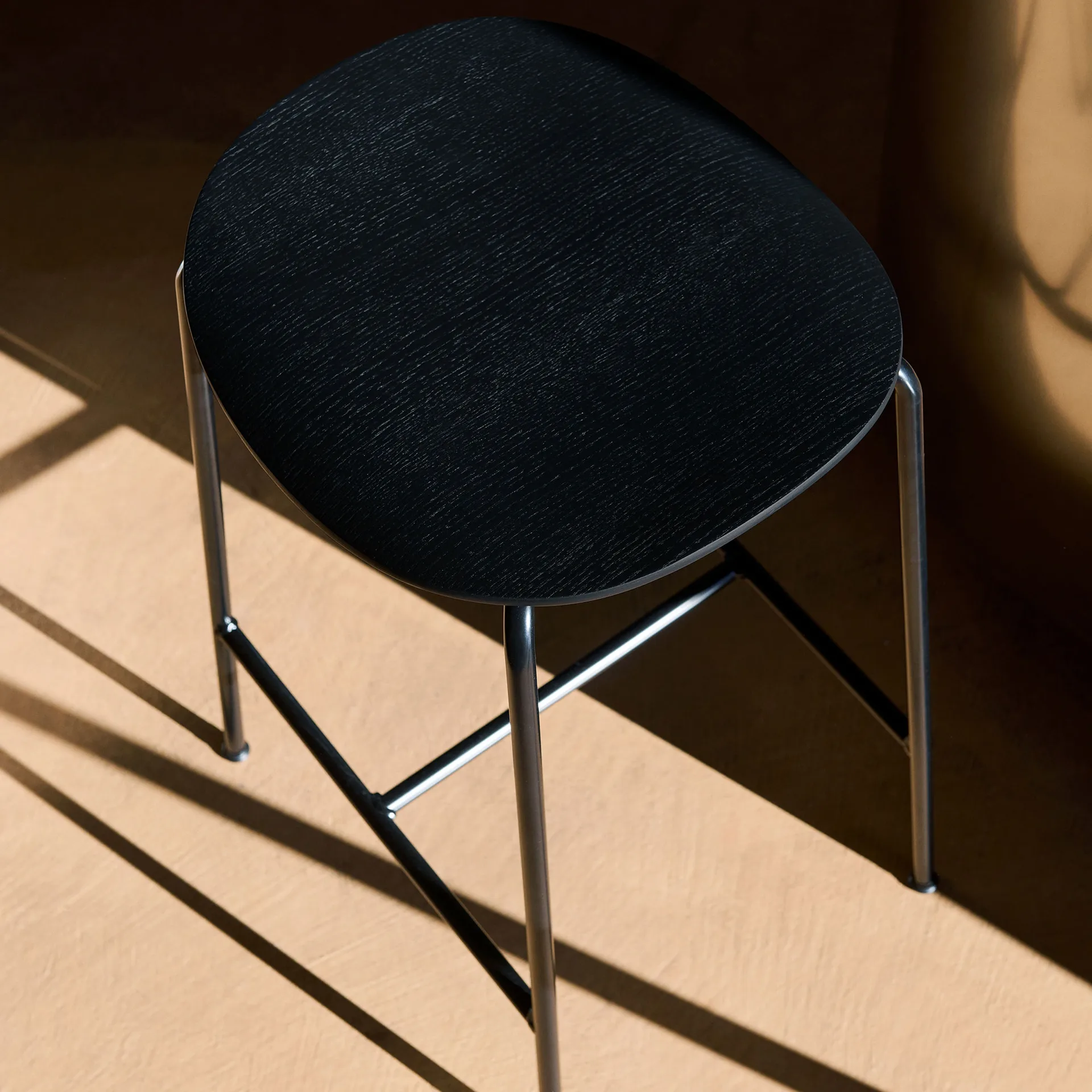 Tabouret de bar Pavilion AV37 68 cm, Black-black lacquered oak &Tradition