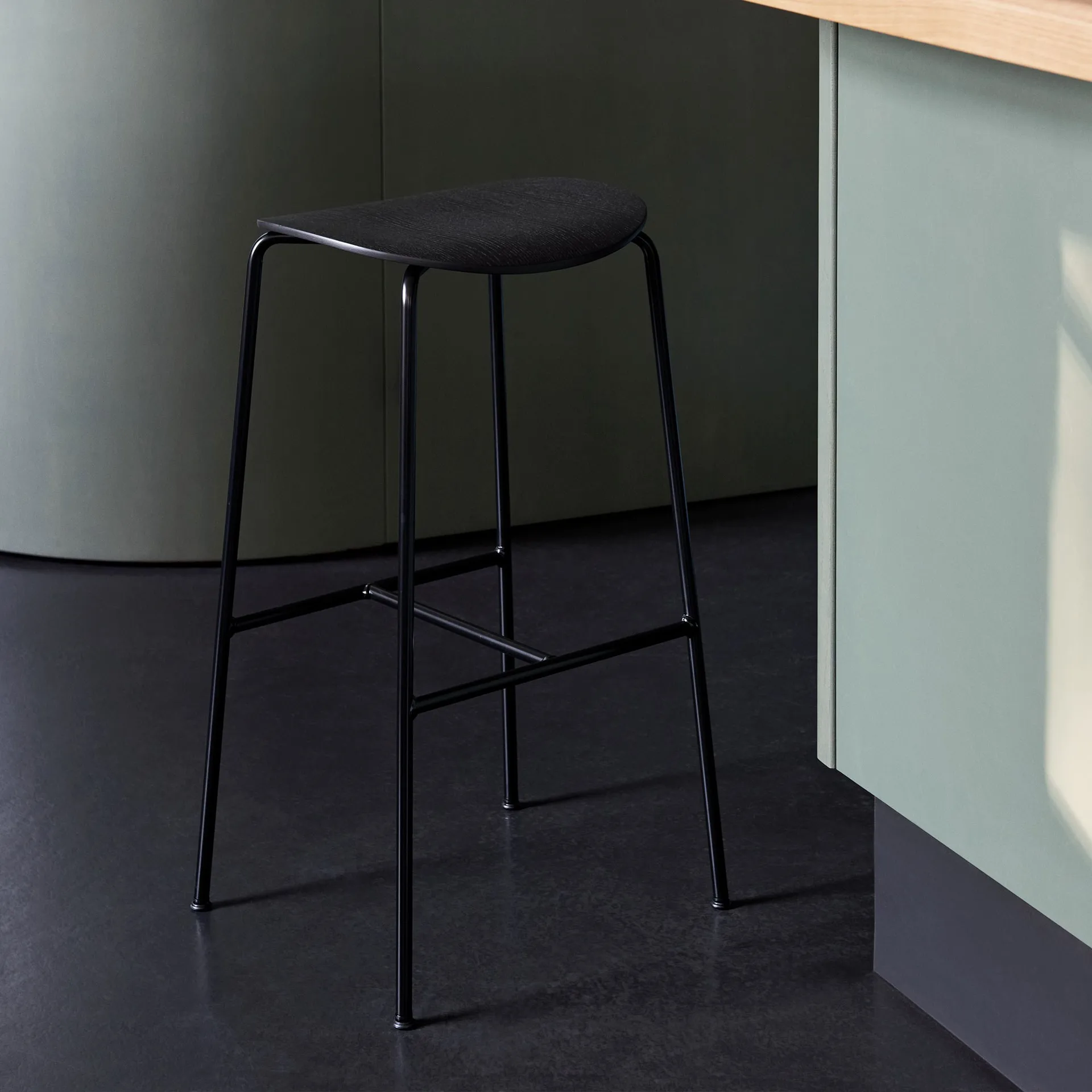Tabouret de bar Pavilion AV37 68 cm, Black-black lacquered oak &Tradition