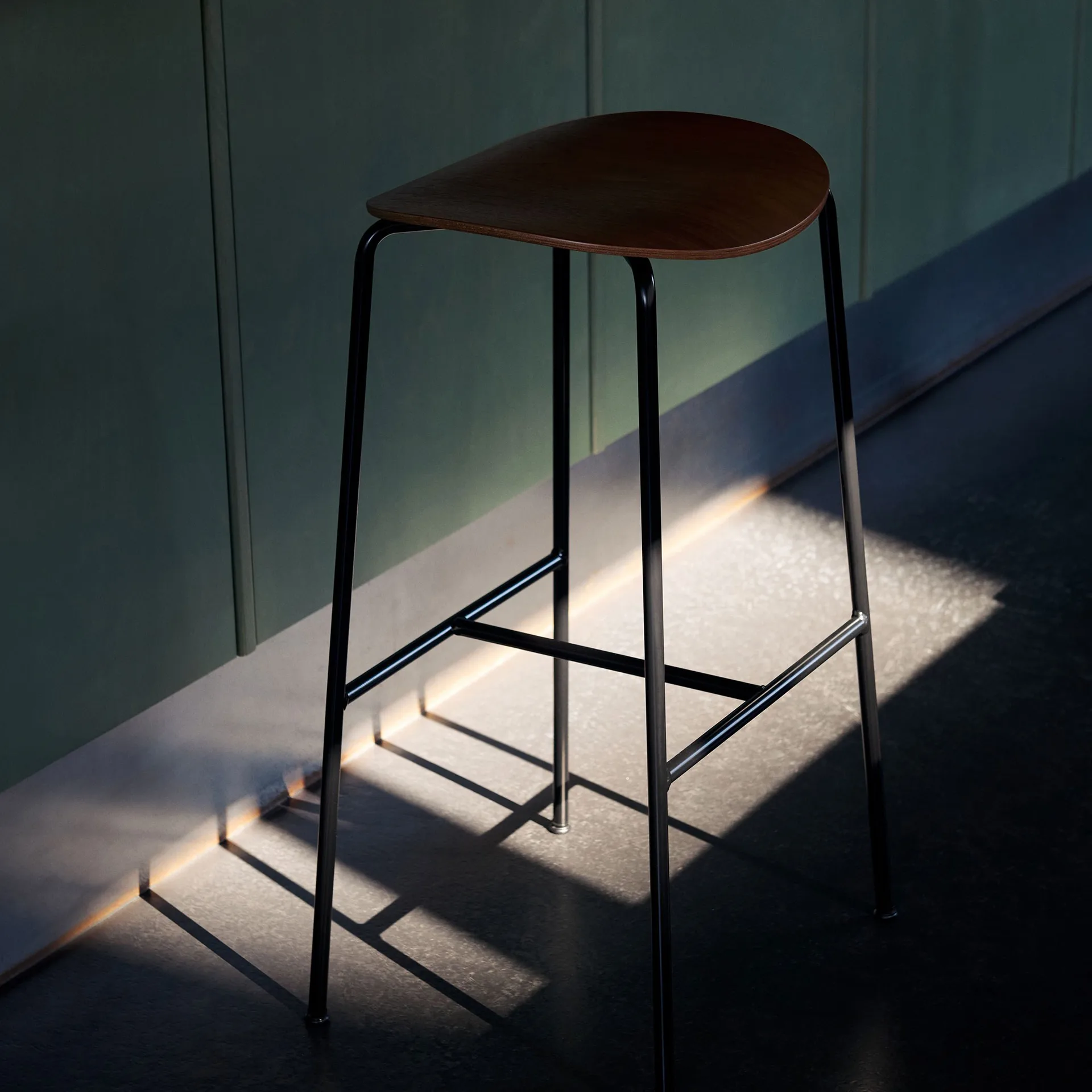 Tabouret de bar Pavilion AV37 68 cm, Black-lacquered oak &Tradition