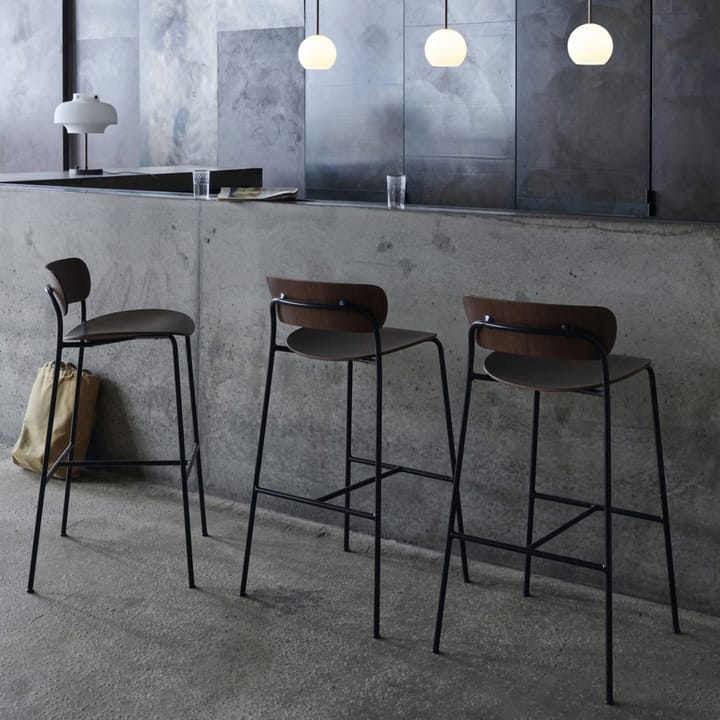 Tabouret de bar Pavilion AV9, chêne laqué, structure en acier &Tradition