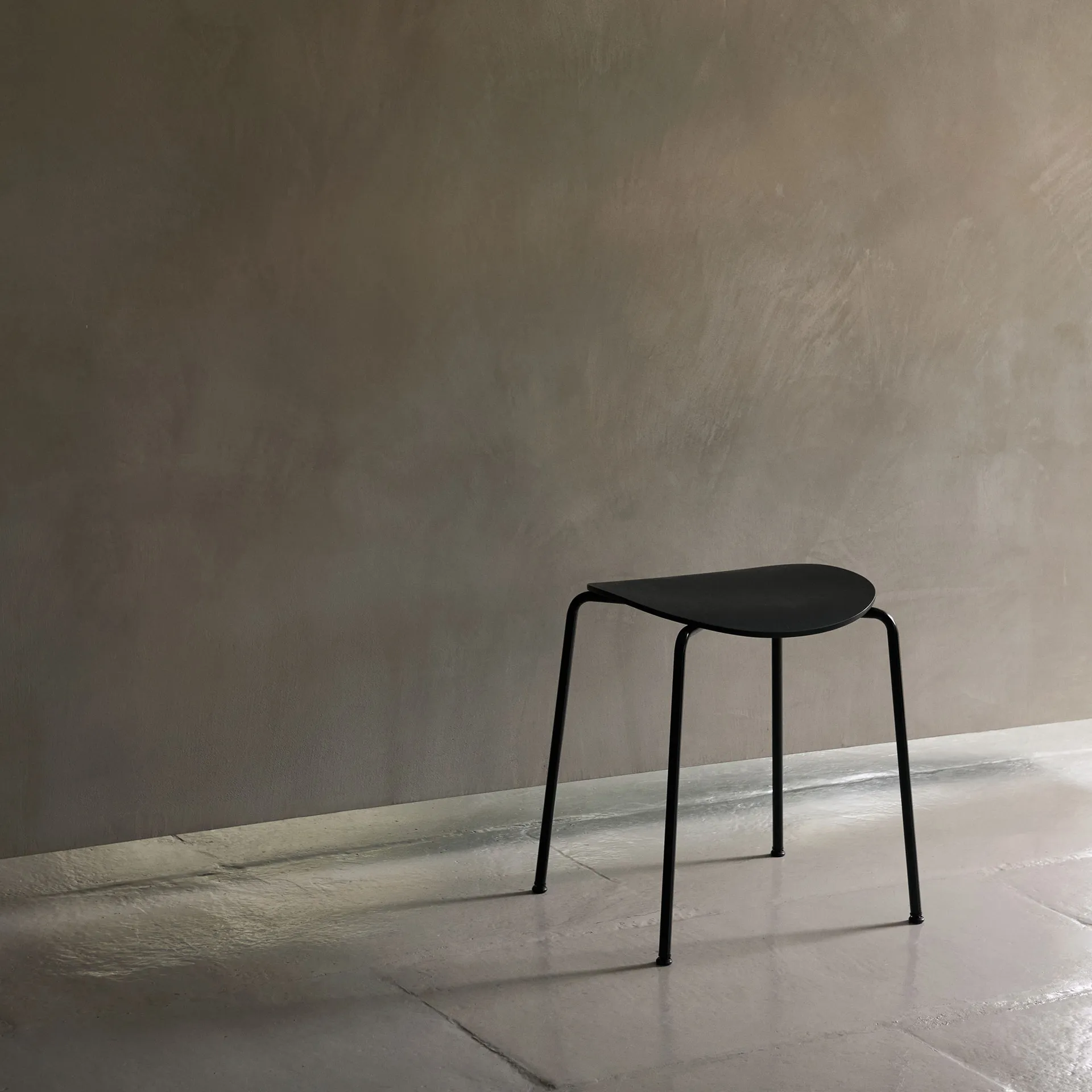 Tabouret Pavilion AV36, Black-black lacquered oak &Tradition