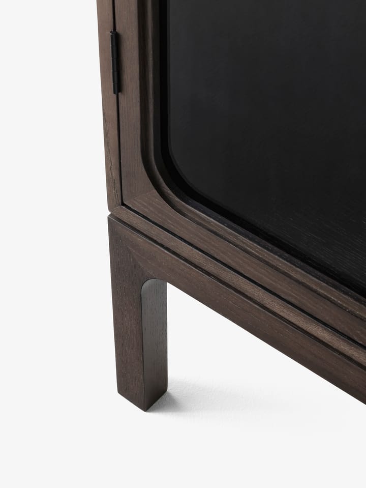 Trace SC87 Vitrine 50x192x40 cm, Dark stained oak &Tradition