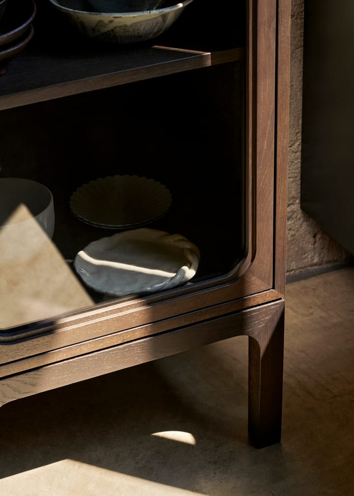 Trace SC87 Vitrine 50x192x40 cm, Dark stained oak &Tradition