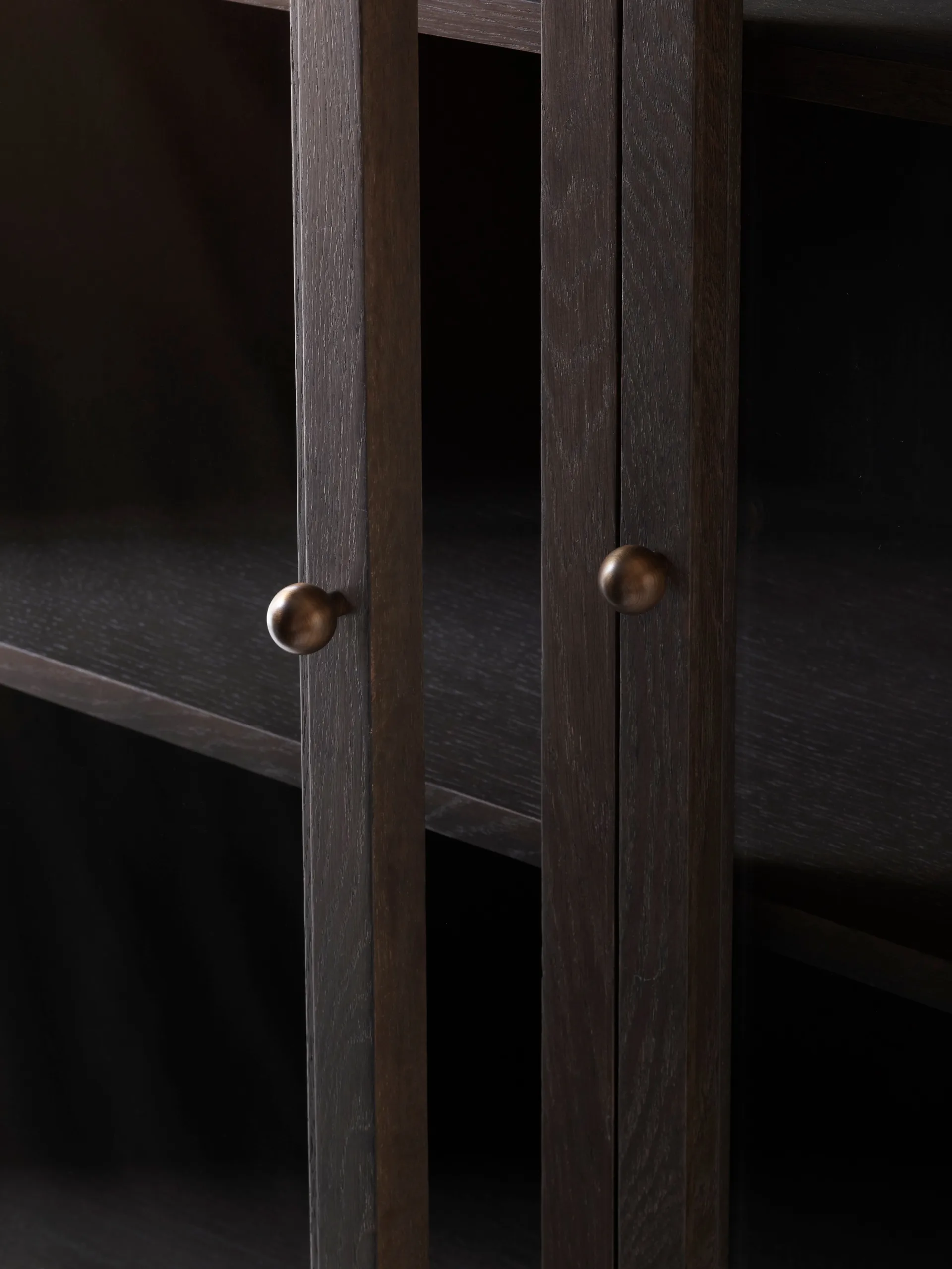 Trace SC88 Vitrine 120x192x40 cm, Dark stained oak &Tradition