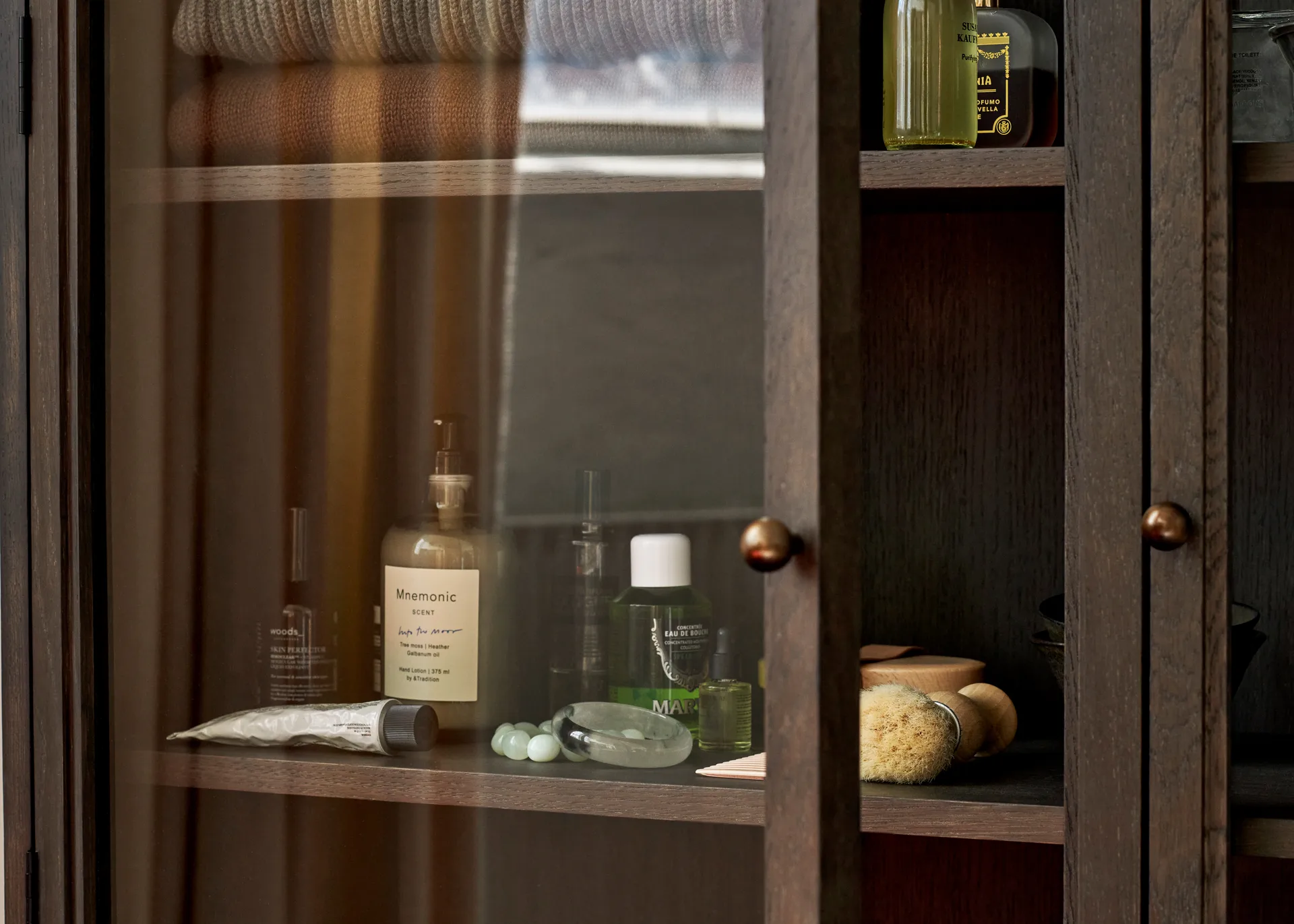 Trace SC88 Vitrine 120x192x40 cm, Dark stained oak &Tradition