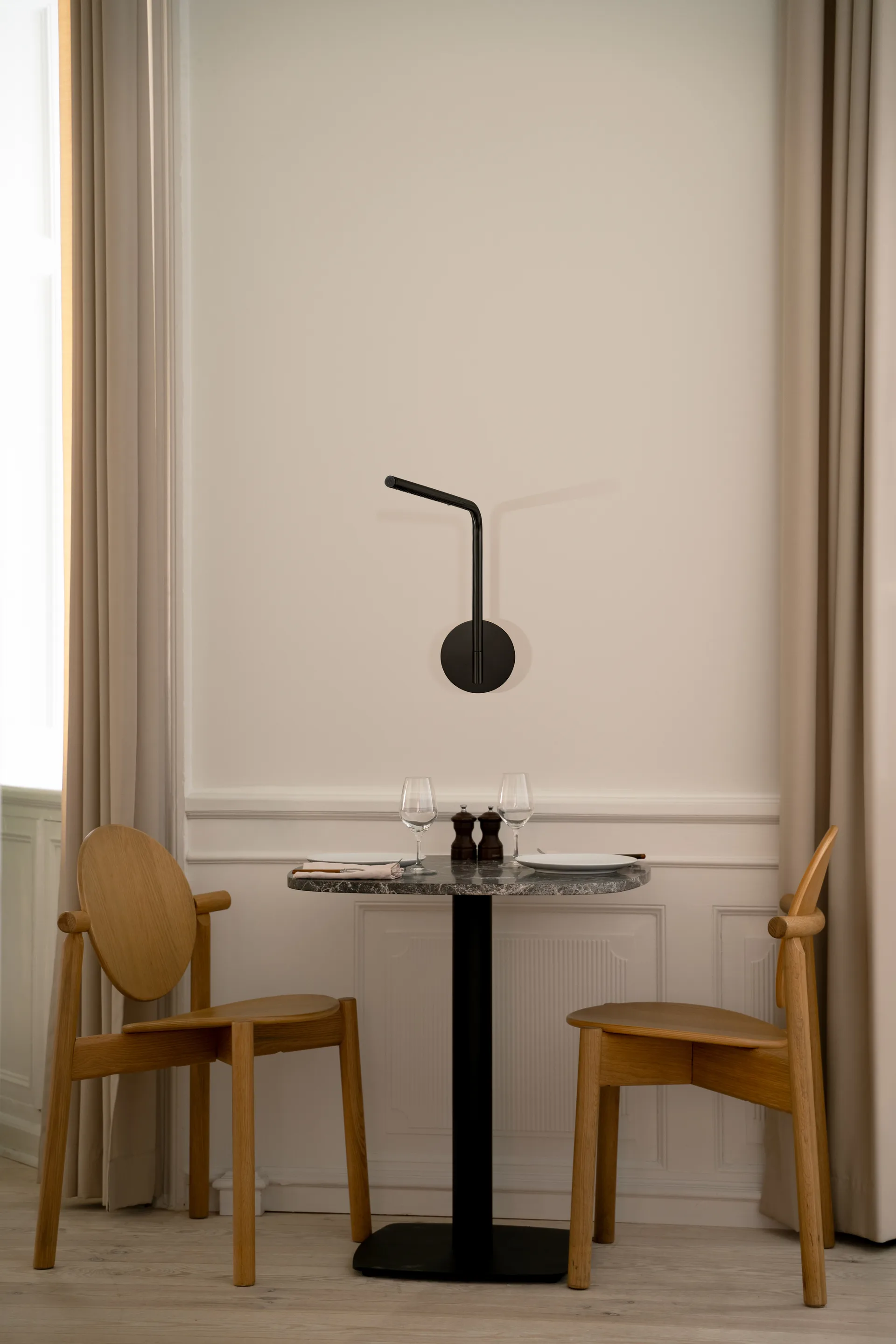 Applique murale Omni Pivot, Black Umage