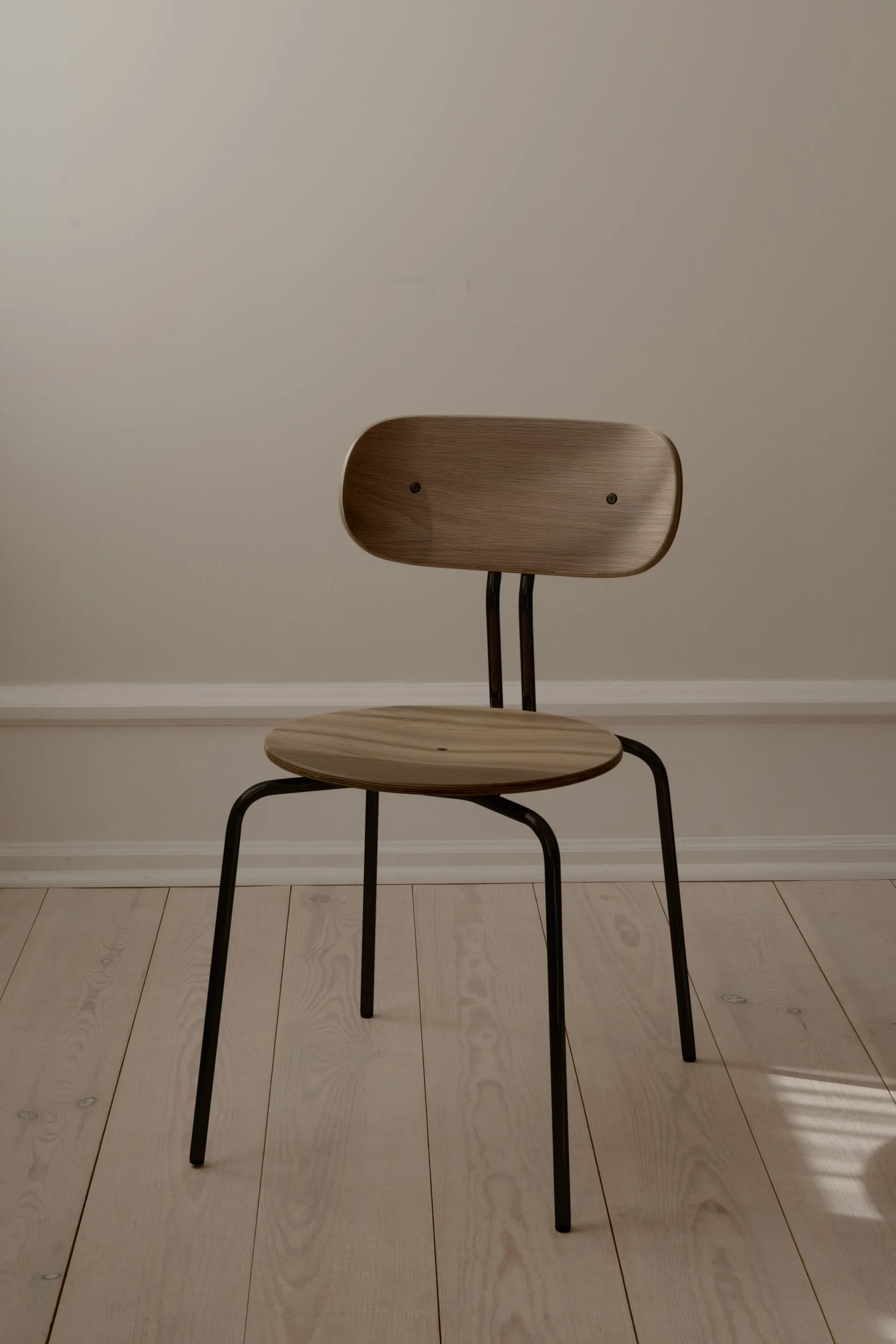 Chaise Curious, Smoked oak-black legs Umage