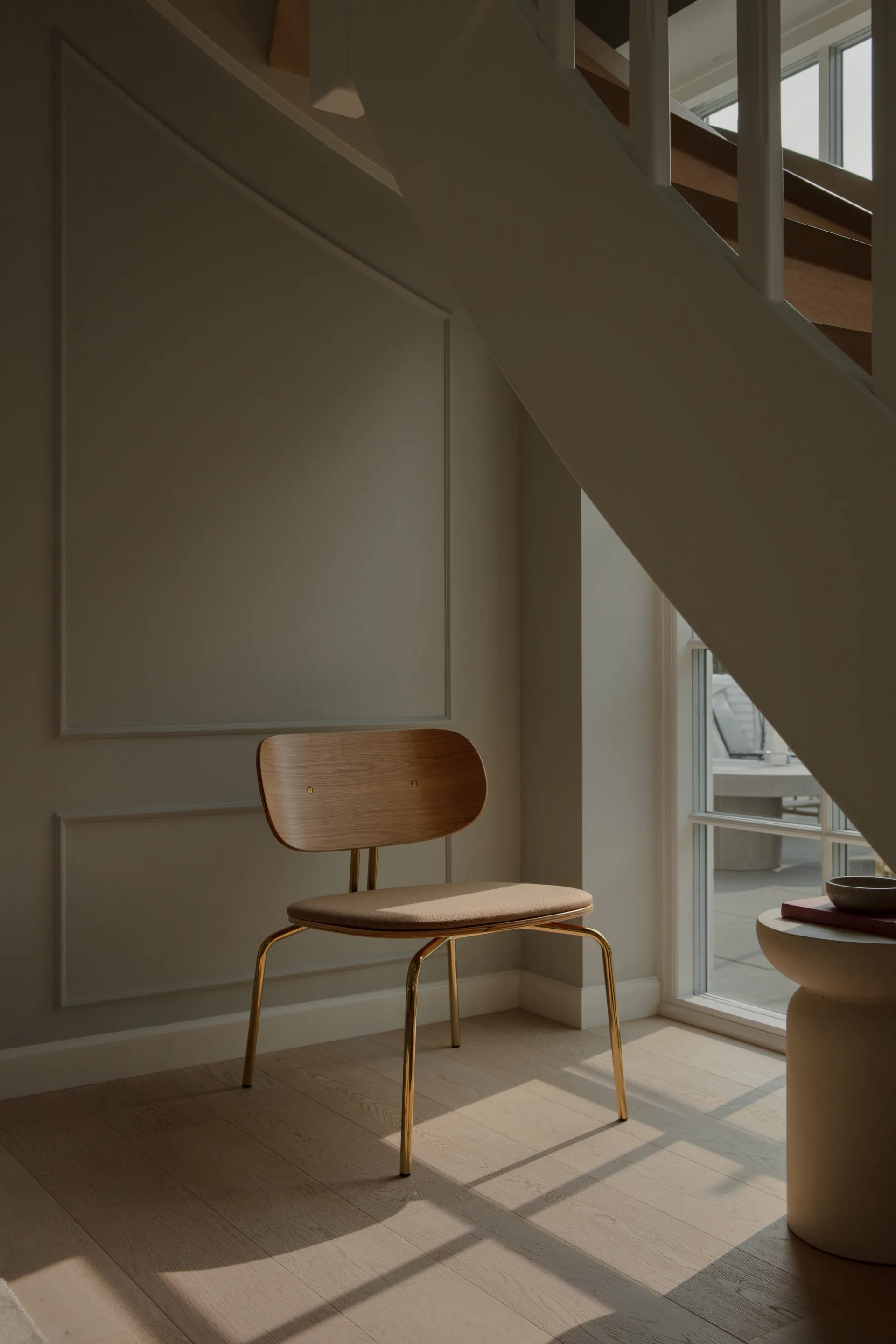 Fauteuil lounge Curious, Oak-brass Umage