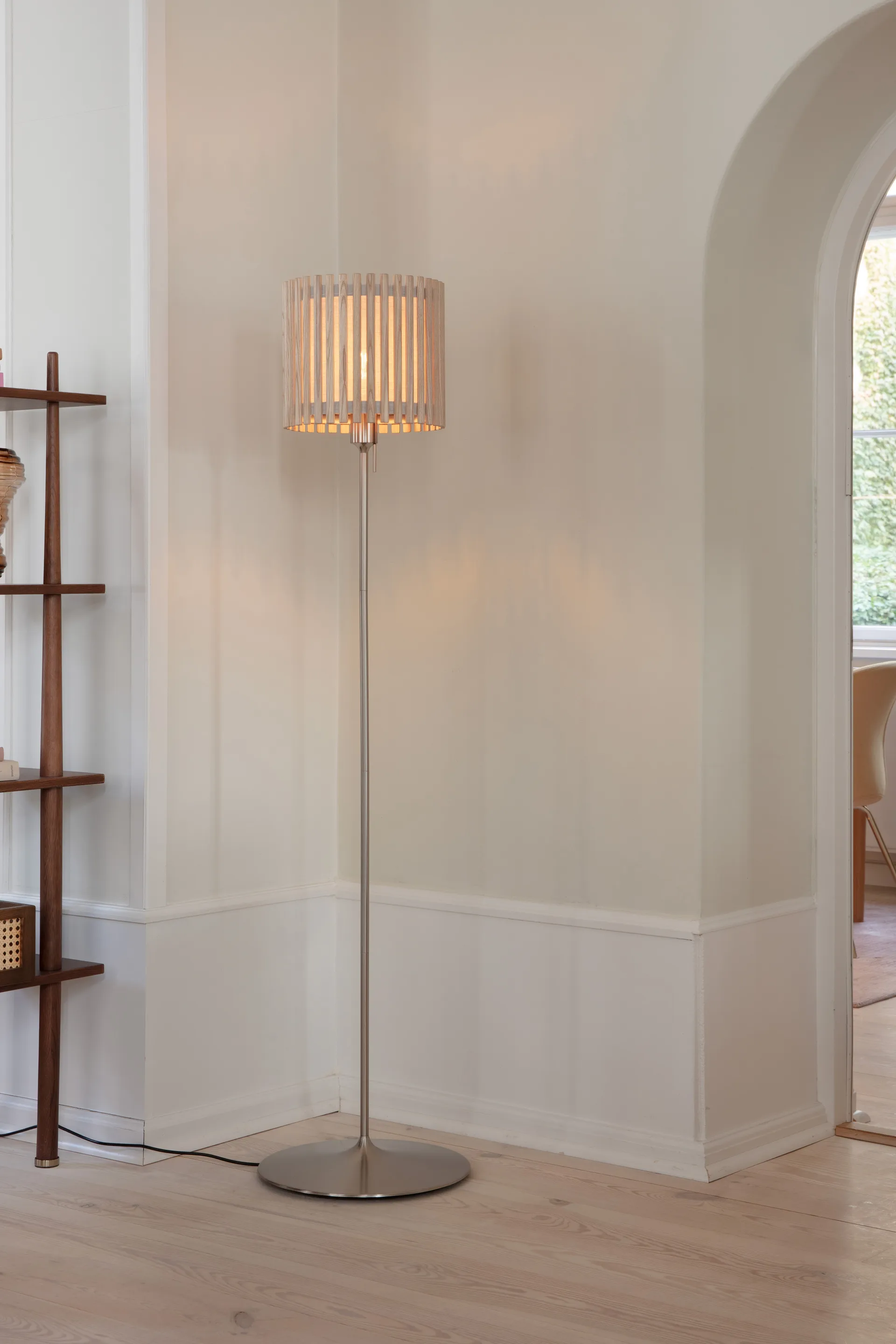 Lampadaire Komorebi medium, Chêne carré-Acier brossé Umage