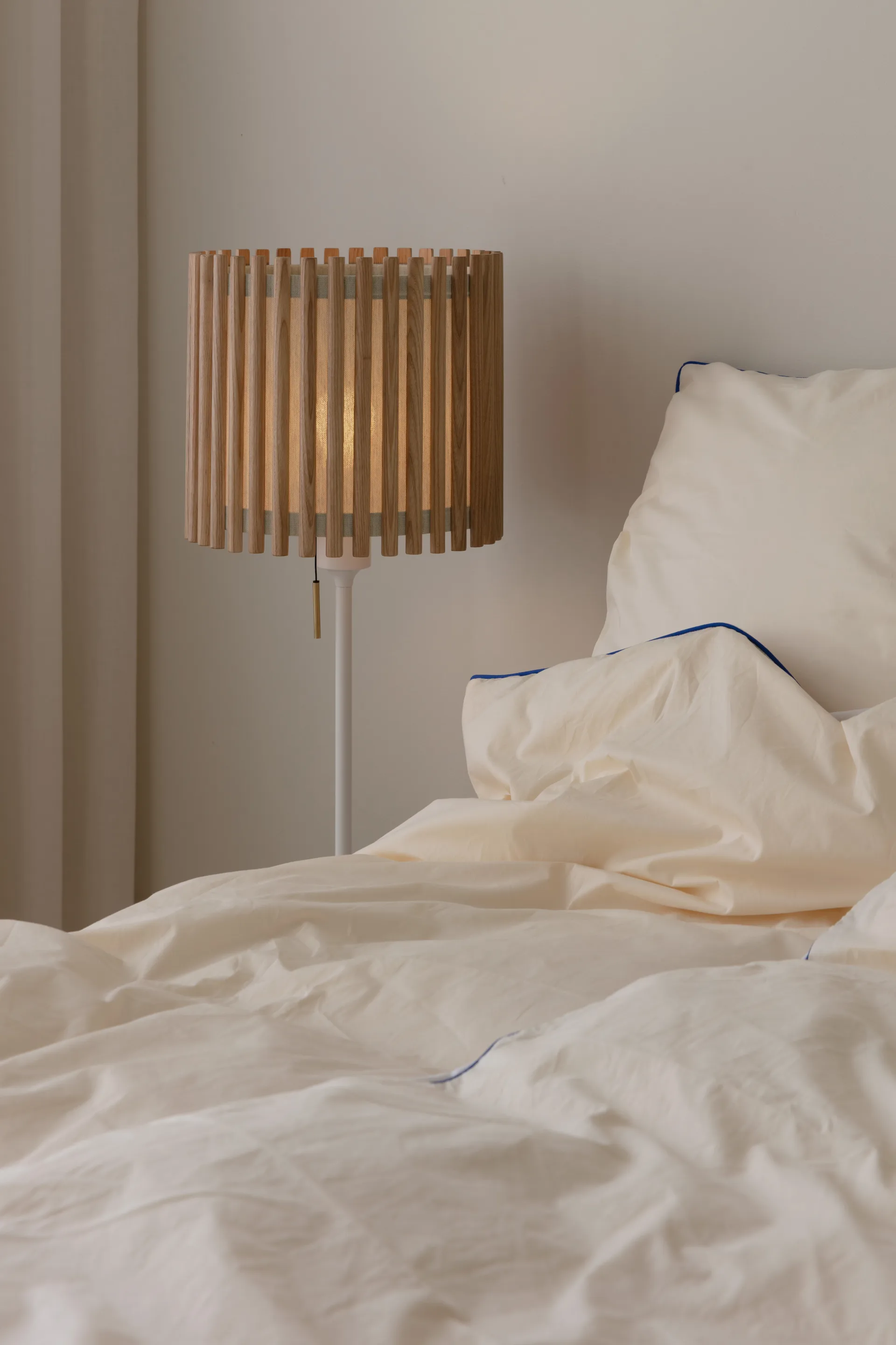 Lampadaire Komorebi medium, Chêne carré-Blanc Umage